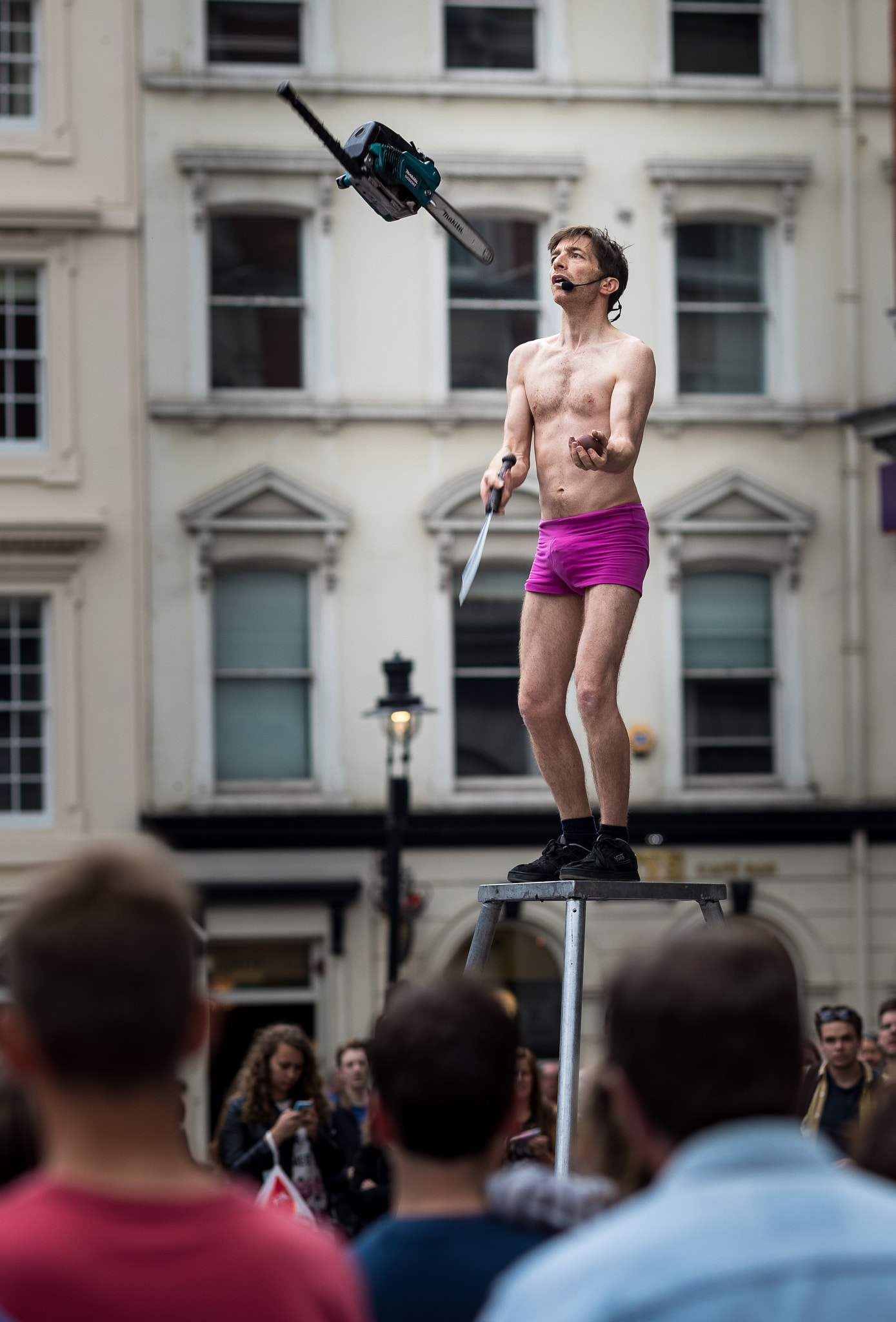Canon EF 135mm F2L USM sample photo. Street artist in london photography