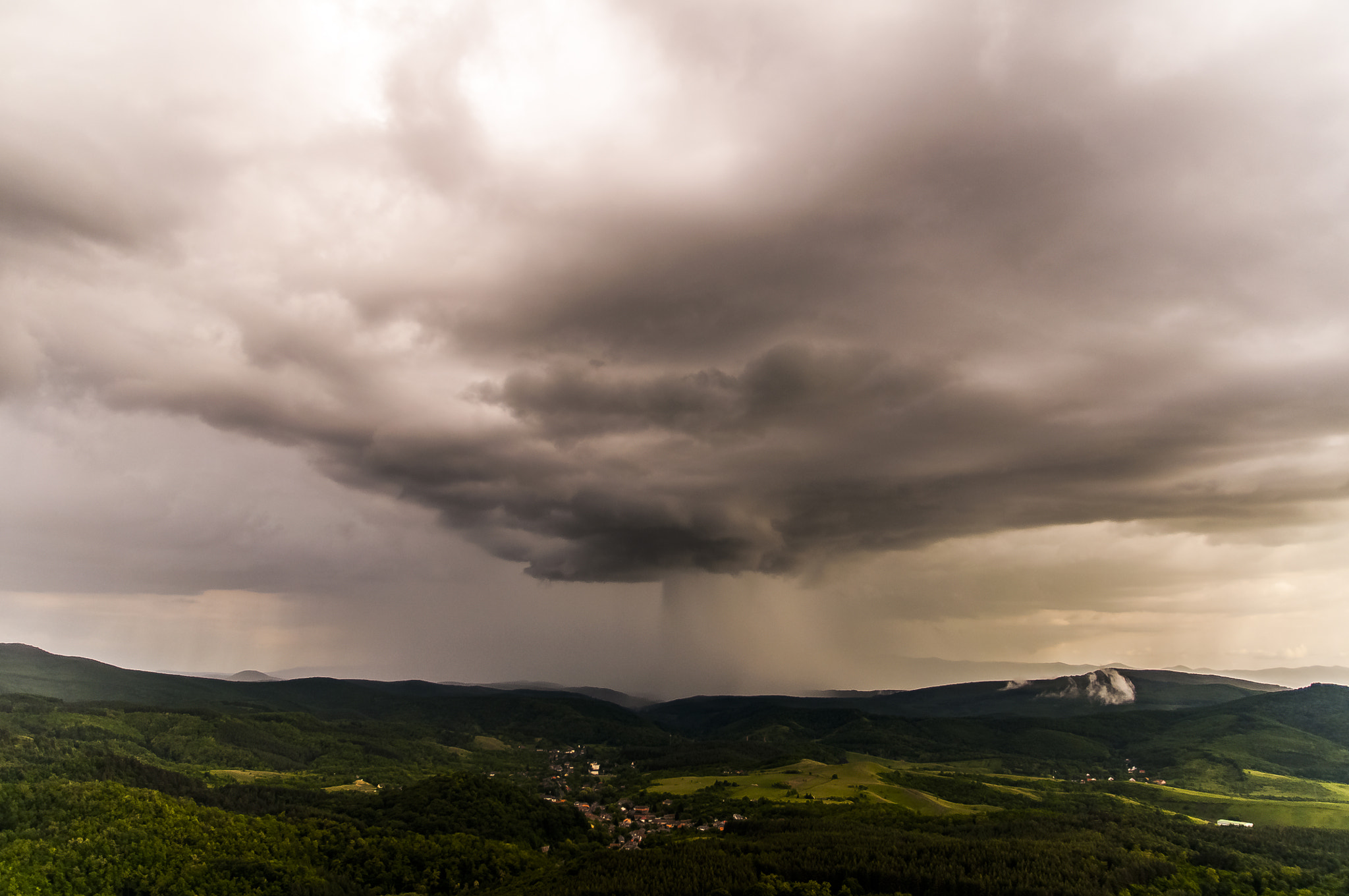Sigma 17-70mm F2.8-4 DC Macro OS HSM | C sample photo. Before rain photography