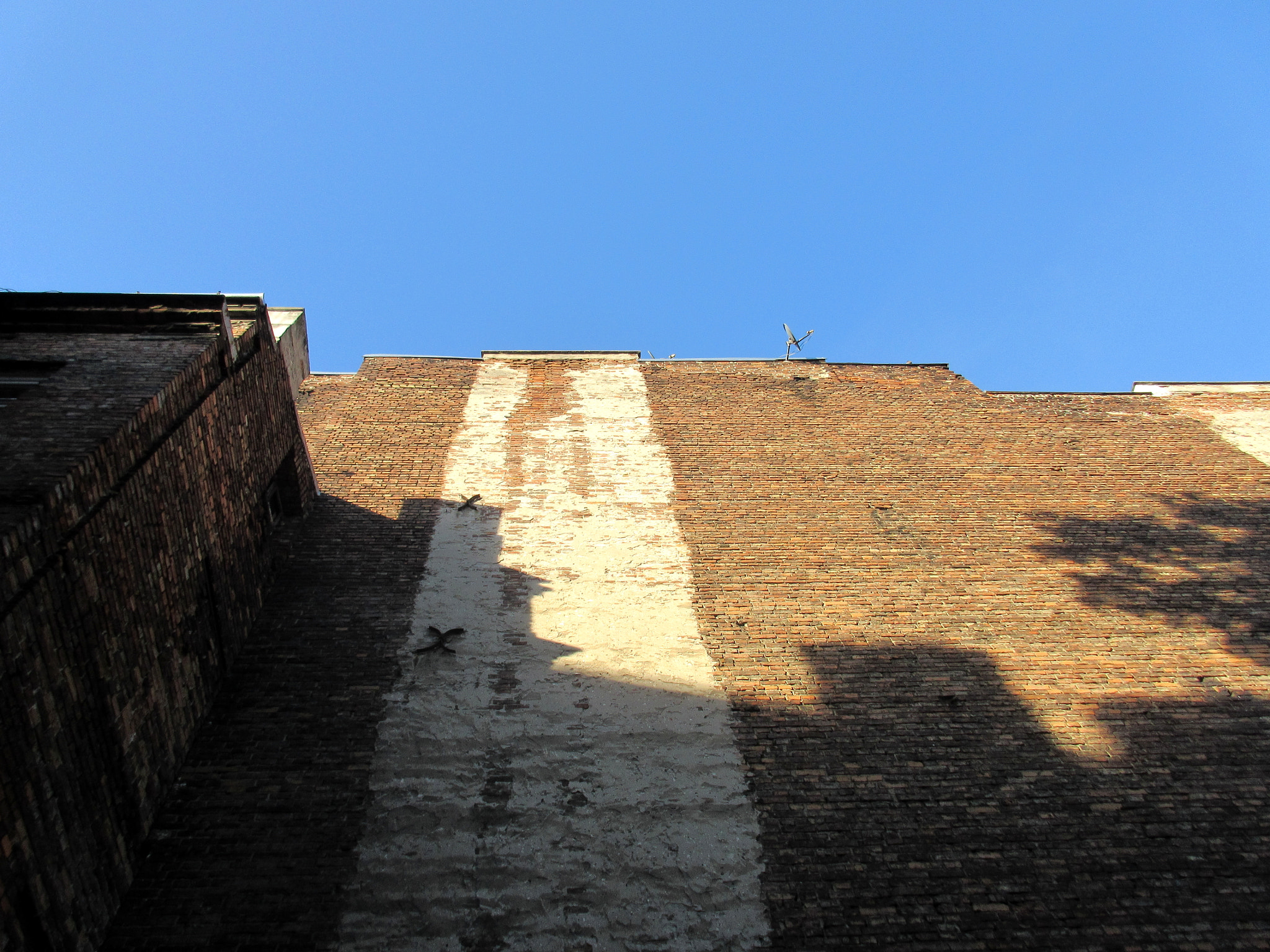 Canon PowerShot ELPH 340 HS (IXUS 265 HS / IXY 630) sample photo. Praga's shadow photography
