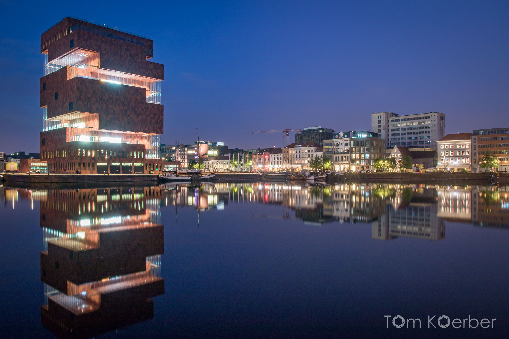 Tamron SP AF 17-50mm F2.8 XR Di II LD Aspherical (IF) sample photo. Mas by night photography