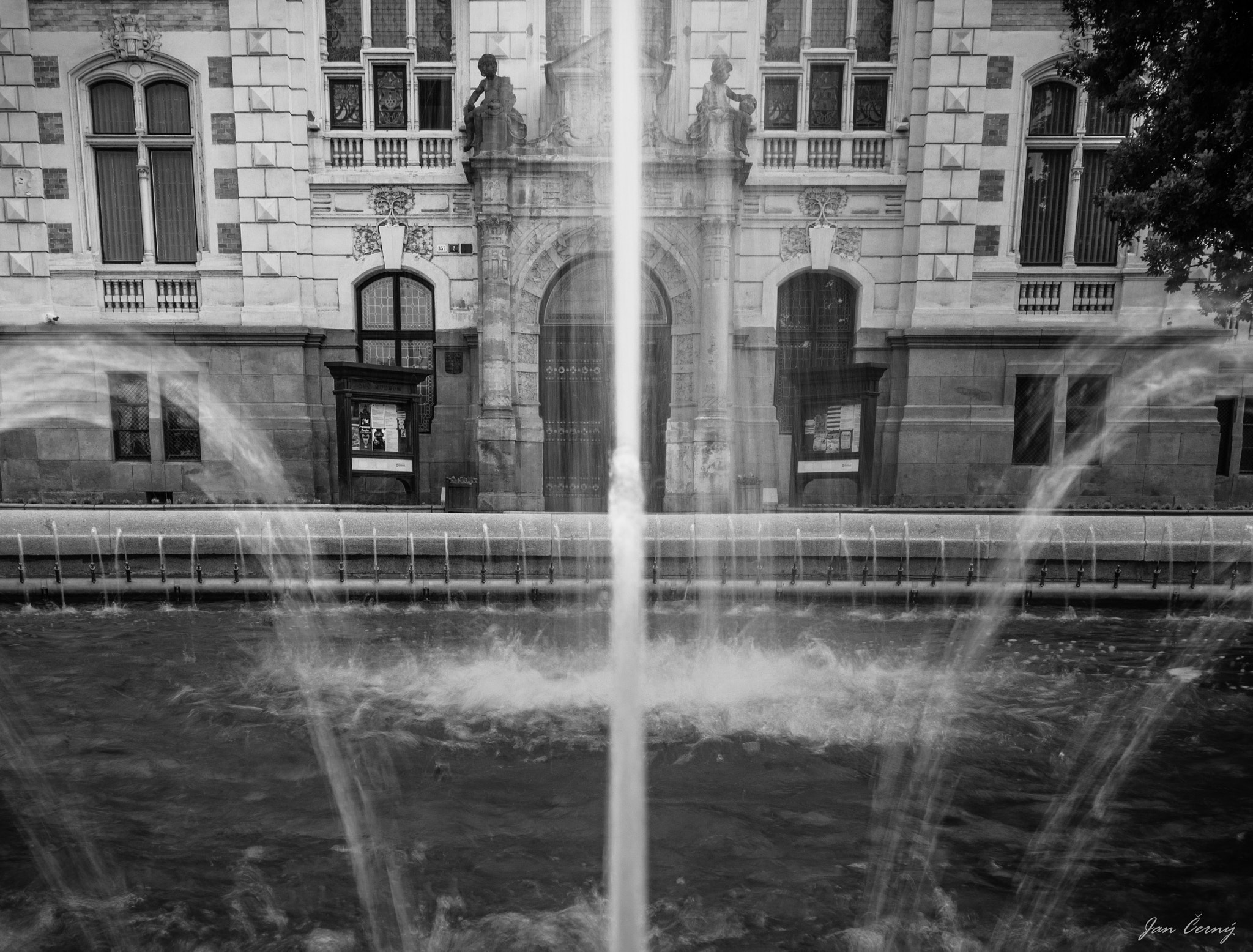 Samsung NX 20-50mm F3.5-5.6 ED sample photo. Fountain in front of the museum photography