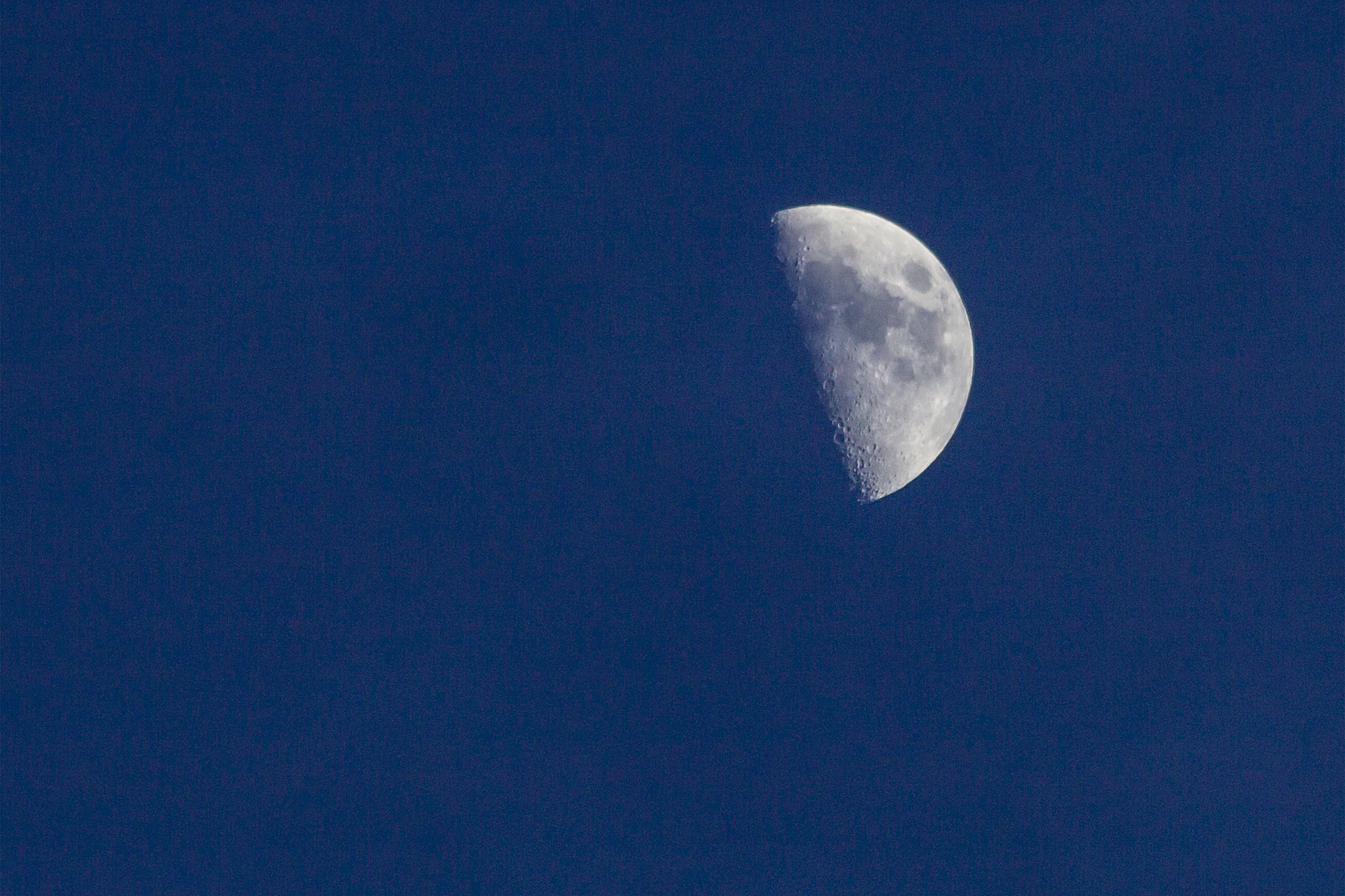Sigma 70-300mm F4-5.6 APO DG Macro sample photo. Half-moon photography