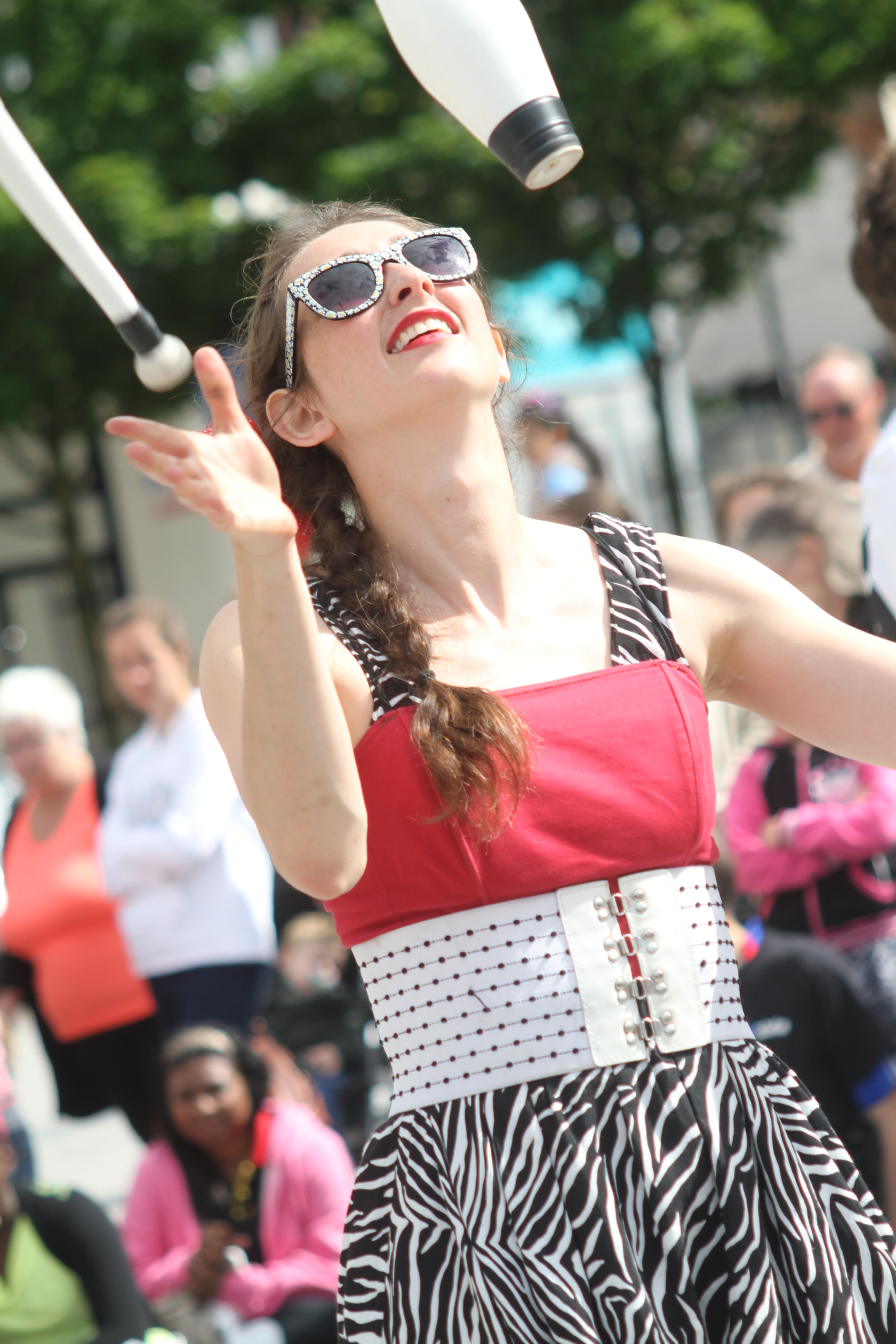 Canon EF 55-200mm F4.5-5.6 II USM sample photo. Street entertainer photography