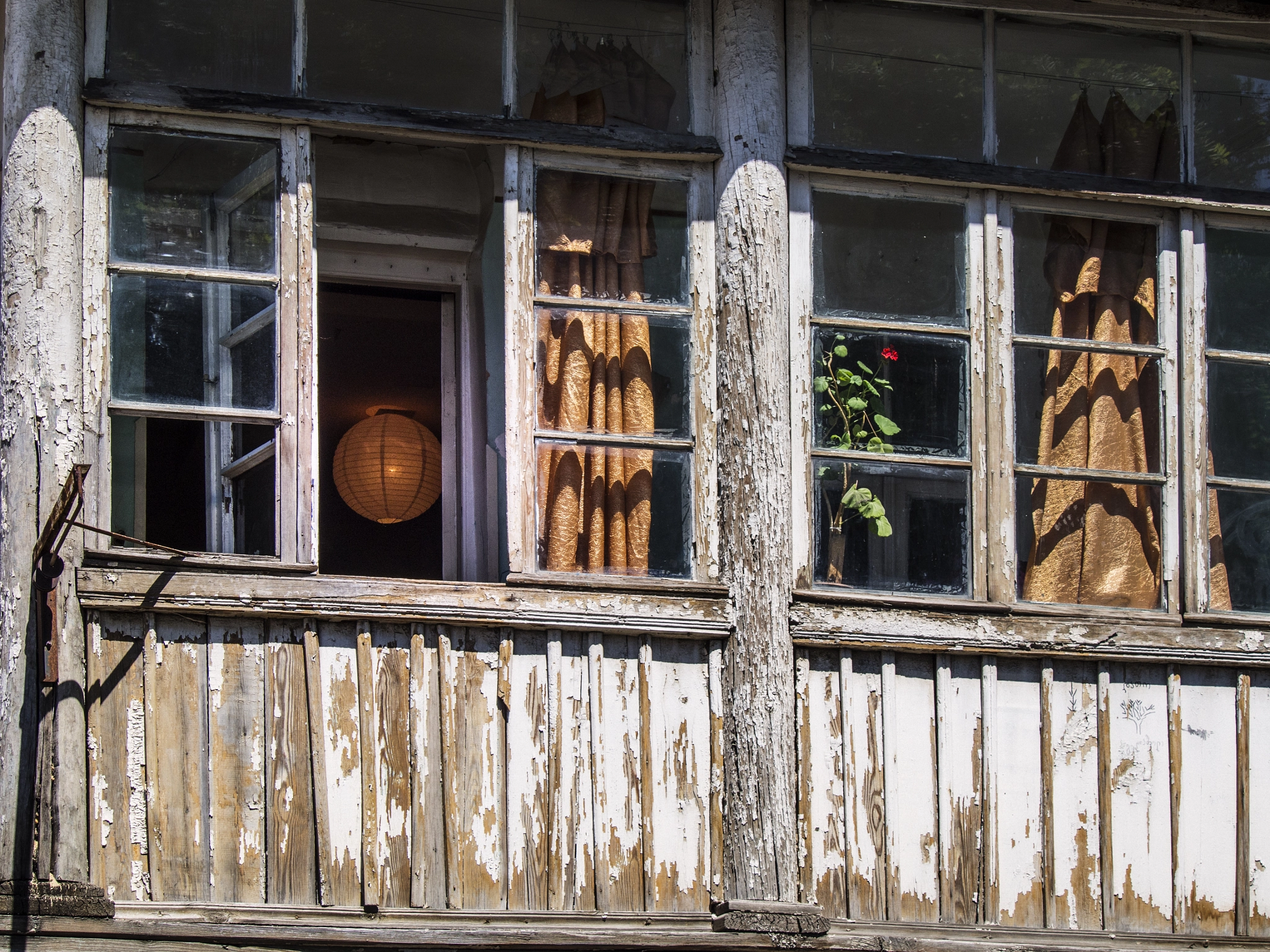 LUMIX G VARIO 45-150/F4.0-5.6 sample photo. Old window in tbilisi photography