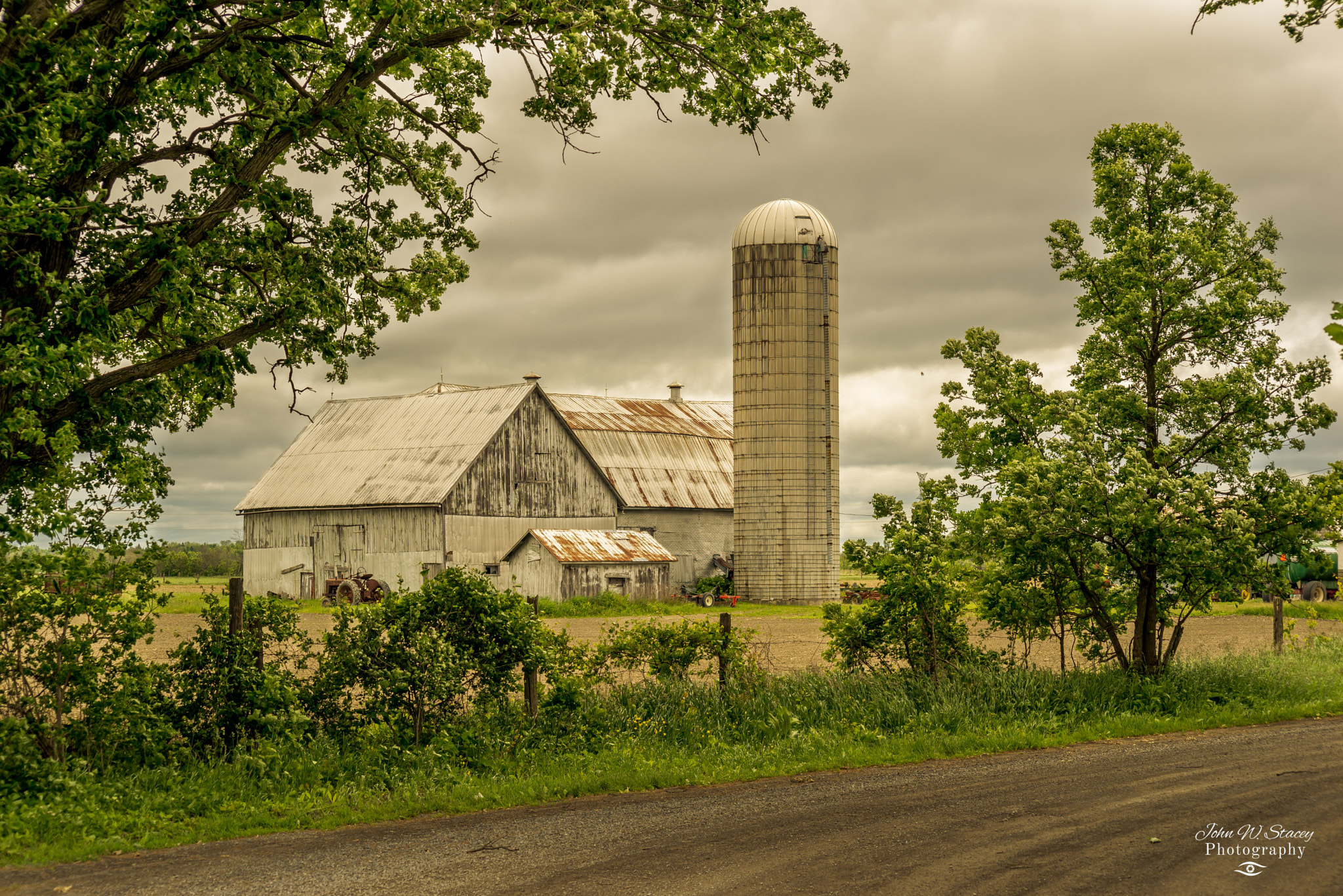 Nikon D610 + AF Nikkor 70-210mm f/4-5.6 sample photo. Orleans farm split photography