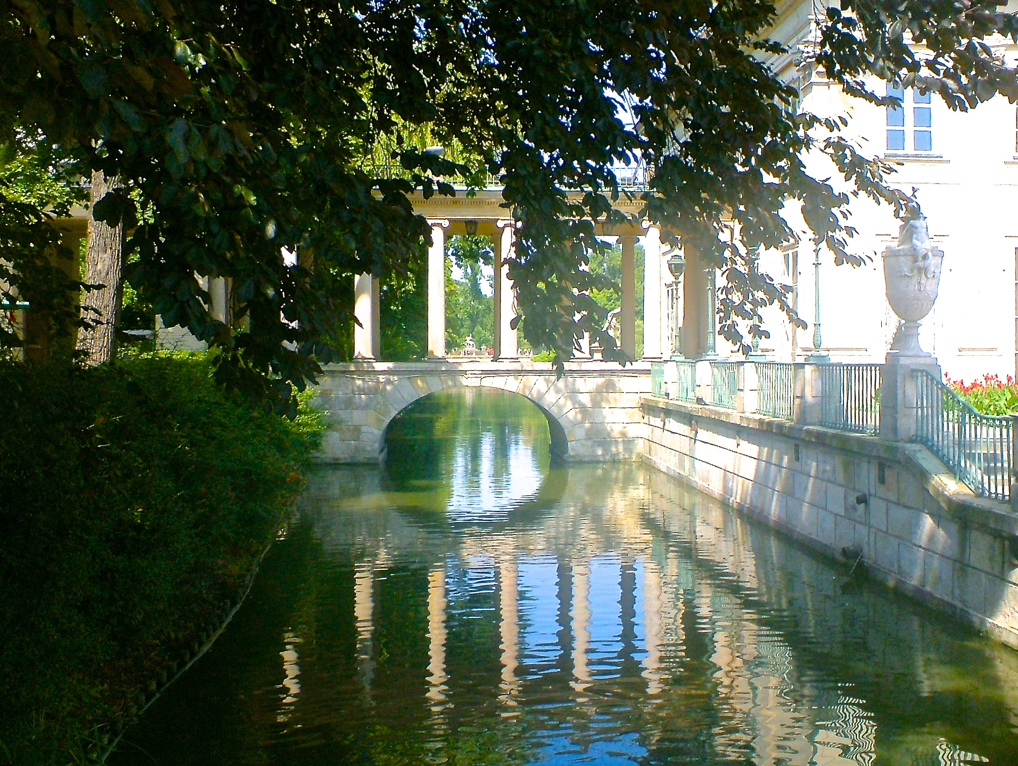 Fujifilm FinePix A605 sample photo. The white palace lazienko park warszawa. photography