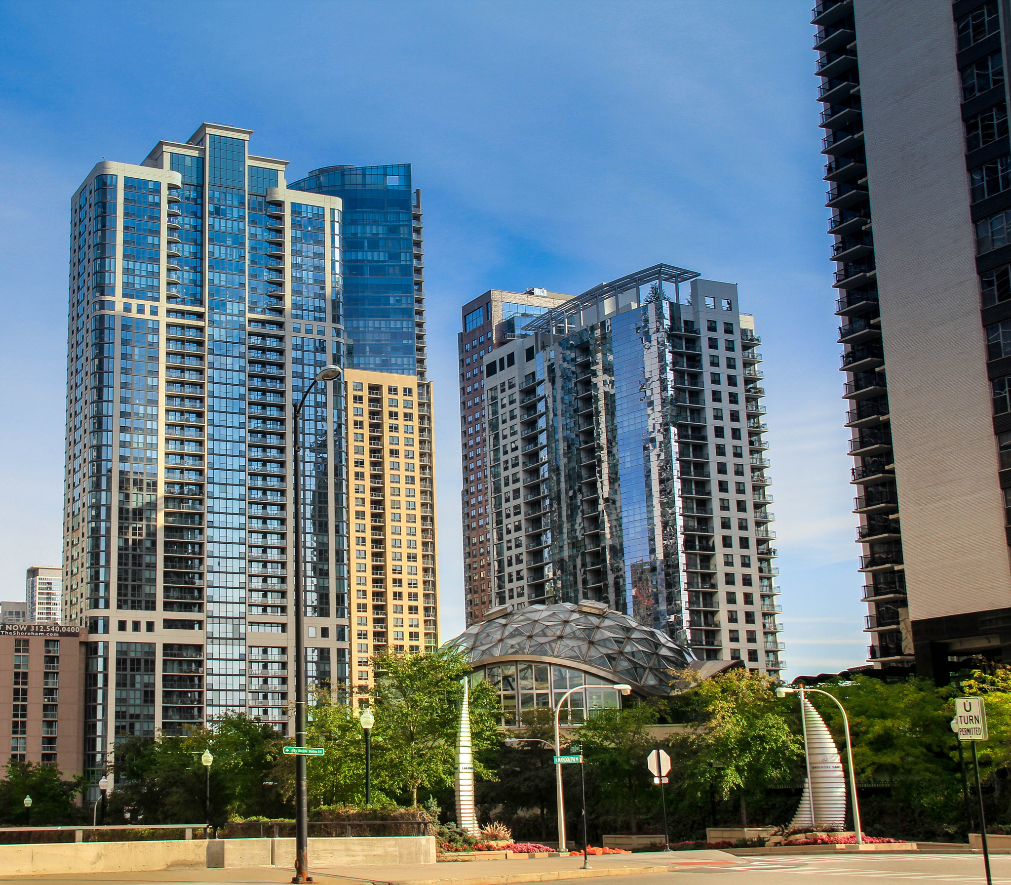 Canon EOS 550D (EOS Rebel T2i / EOS Kiss X4) sample photo. Futuristic chicago buildings photography