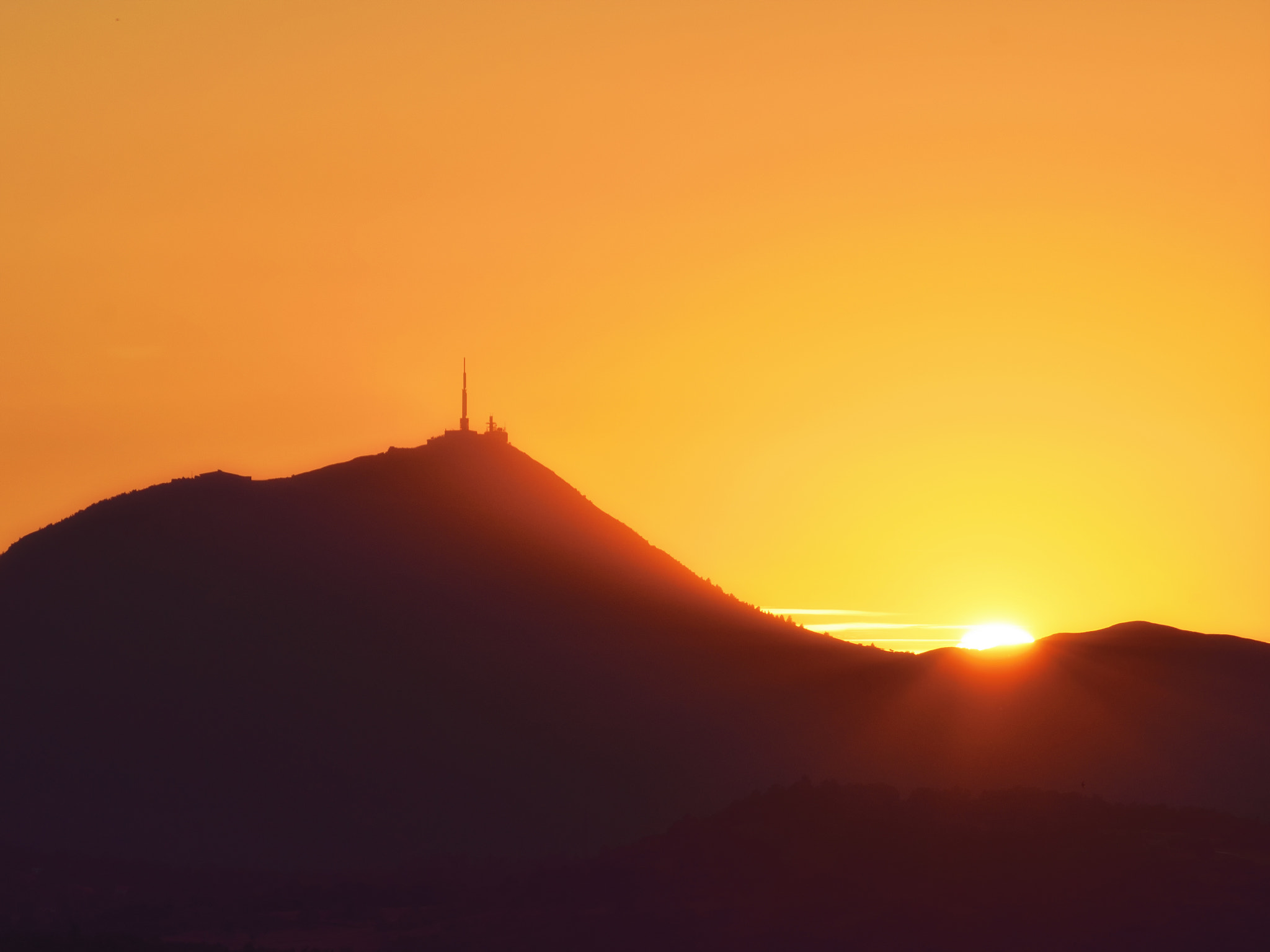 Nikon D5300 + Nikkor 500mm f/4 P ED IF sample photo. Sunset on the puy de dôme photography