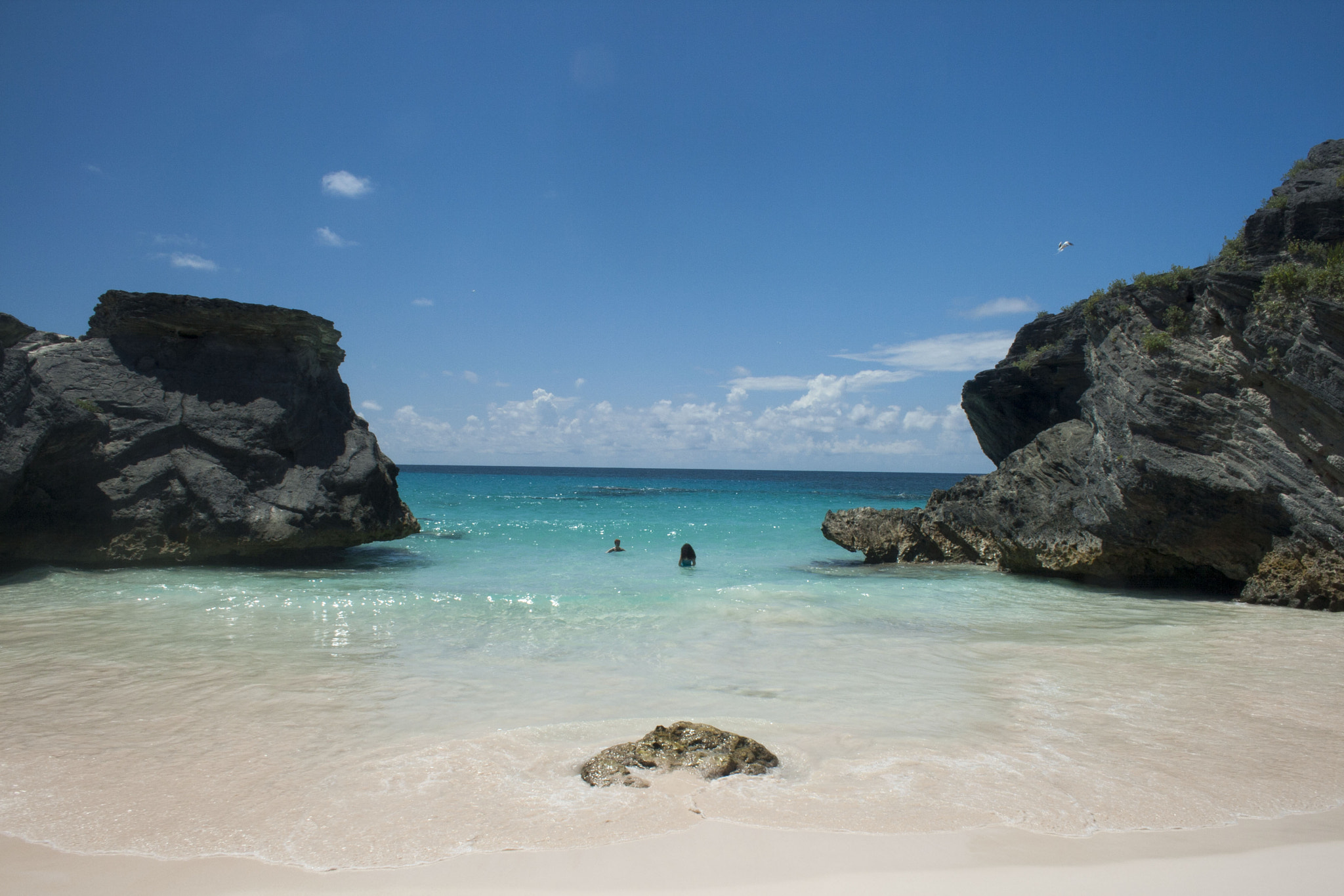 Canon EOS 400D (EOS Digital Rebel XTi / EOS Kiss Digital X) + Canon EF-S 18-55mm F3.5-5.6 sample photo. Bermuda beach/rocks photography