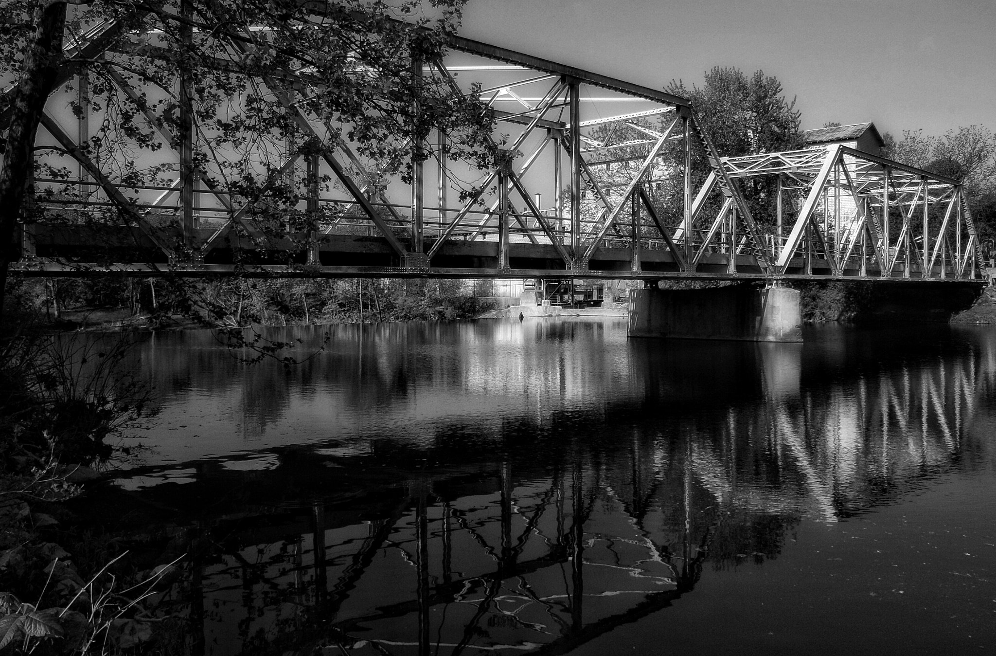 Canon EOS 1000D (EOS Digital Rebel XS / EOS Kiss F) + Canon EF-S 18-55mm F3.5-5.6 IS sample photo. Finley river bridge in ozark photography