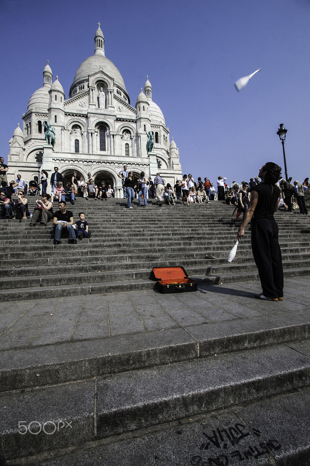 Canon EOS 30D + Canon EF-S 10-22mm F3.5-4.5 USM sample photo. Juggler at mont-martre photography