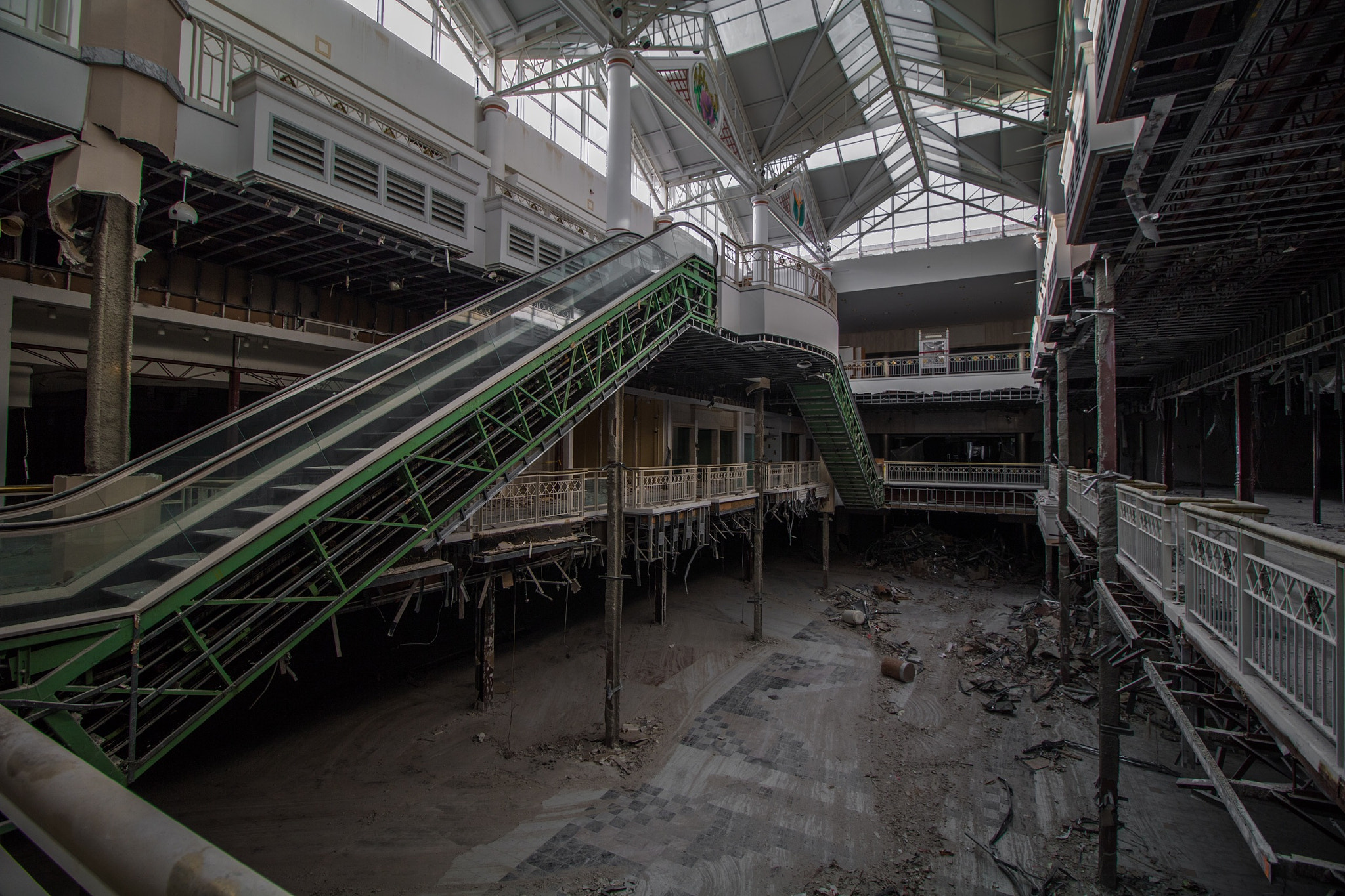Canon EOS 750D (EOS Rebel T6i / EOS Kiss X8i) + Canon EF-S 10-18mm F4.5–5.6 IS STM sample photo. Abandoned mall photography