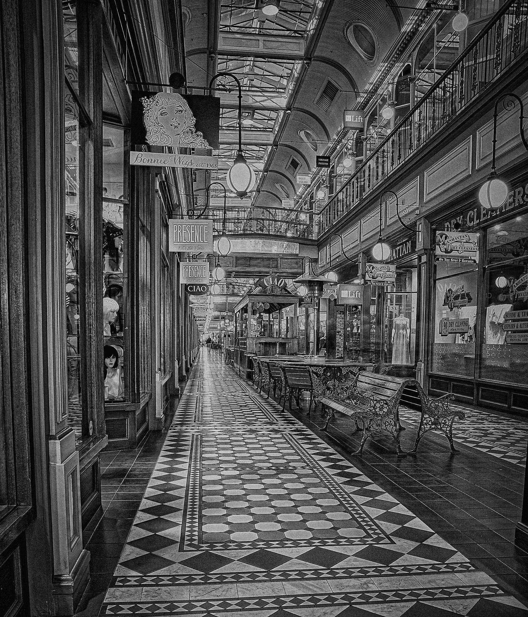 Sony a6000 + Sony Vario-Tessar T* E 16-70mm F4 ZA OSS sample photo. Arcade photography