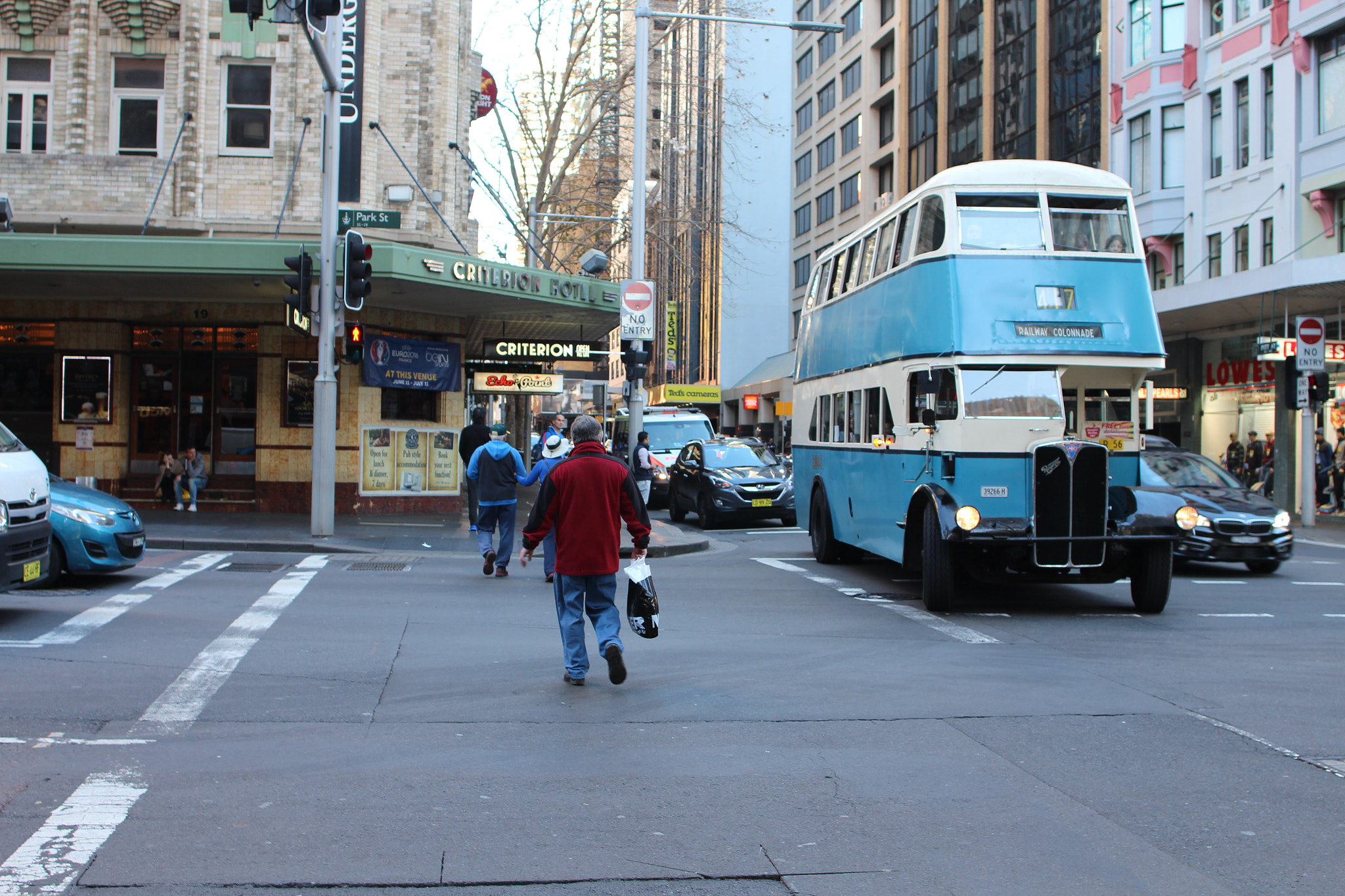Canon EOS 650D (EOS Rebel T4i / EOS Kiss X6i) + Canon EF 24mm F2.8 IS USM sample photo. Old bus in modern sydney photography