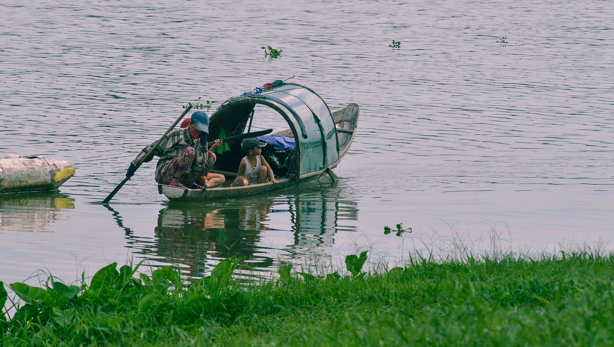 Nikon D3200 + AF Zoom-Nikkor 70-210mm f/4 sample photo. The people live on the river photography