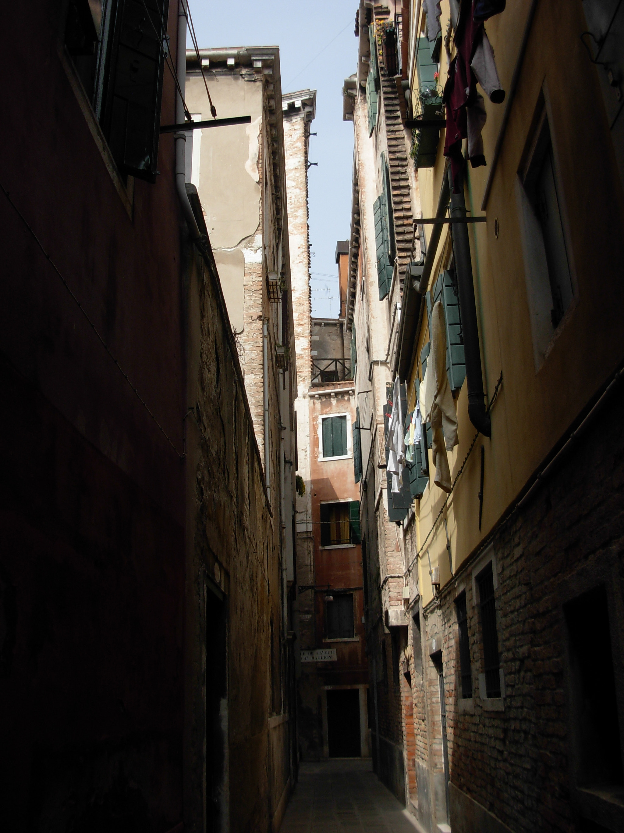 Nikon COOLPIX L5 sample photo. Street of venice photography