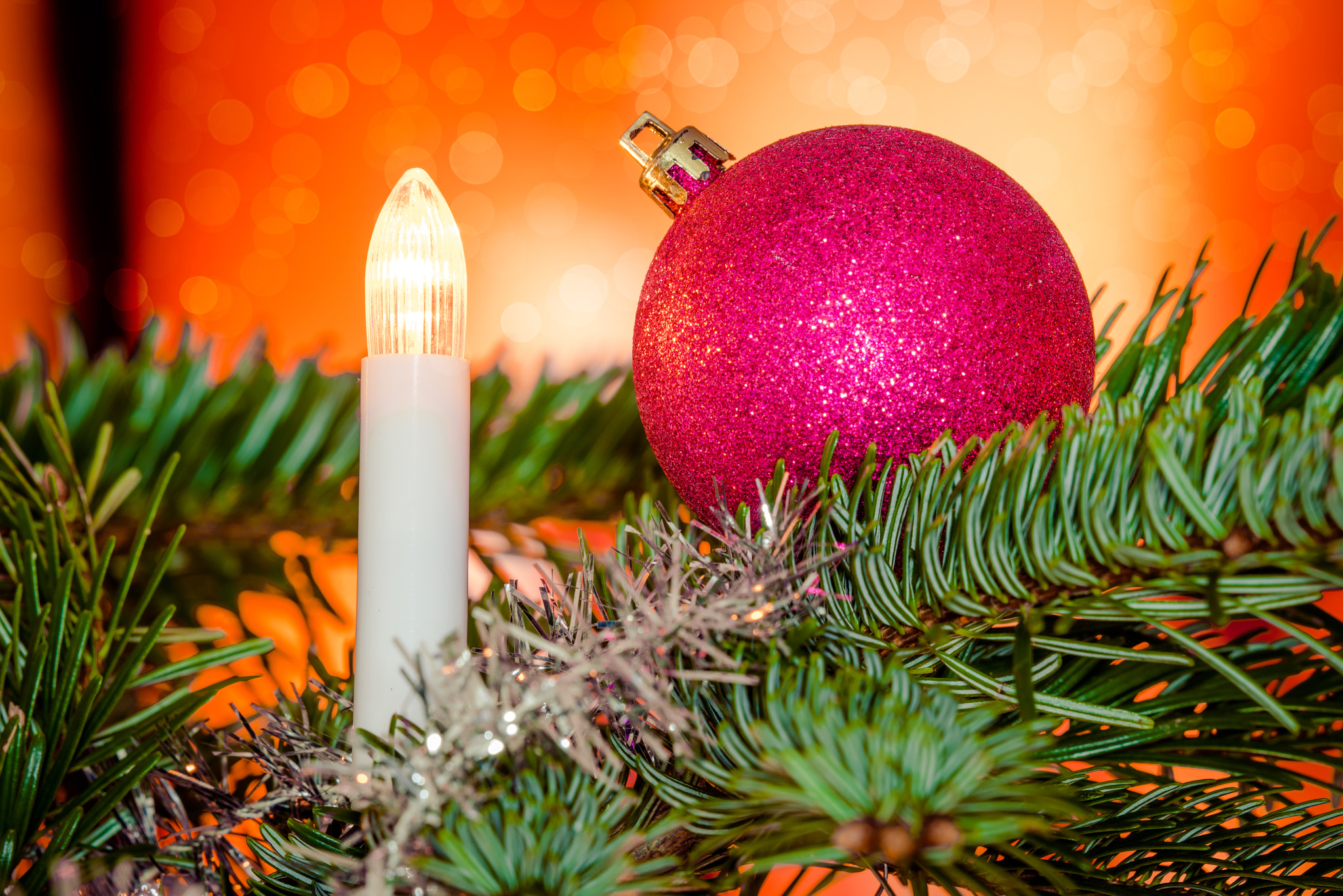 Sony a7R + Sony 70-400mm F4-5.6 G SSM II sample photo. Christmas lights and a bauble photography