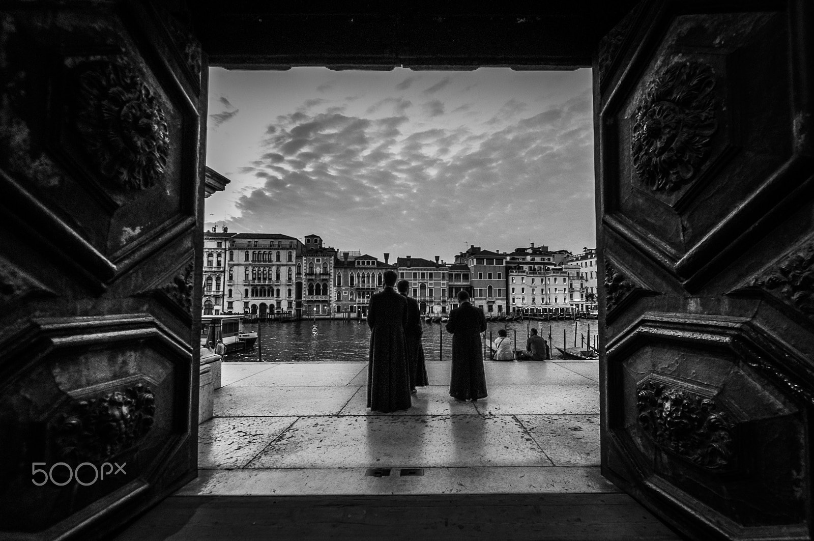 Nikon D5000 + Sigma 10-20mm F3.5 EX DC HSM sample photo. Venice, the door photography