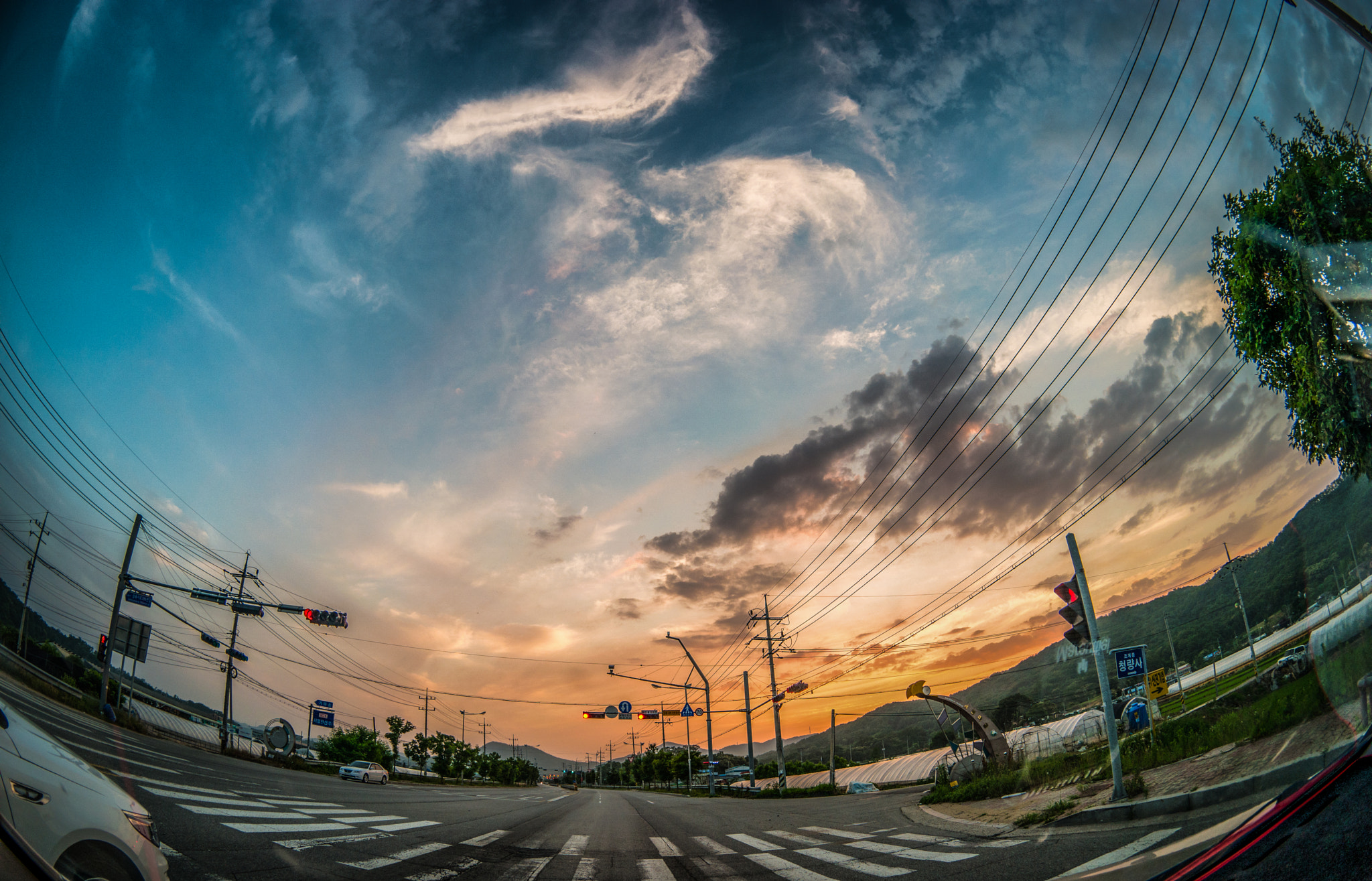 Samsung NX1 + Samsung NX 10mm F3.5 Fisheye sample photo. Stand in front of traffic lights red light. photography