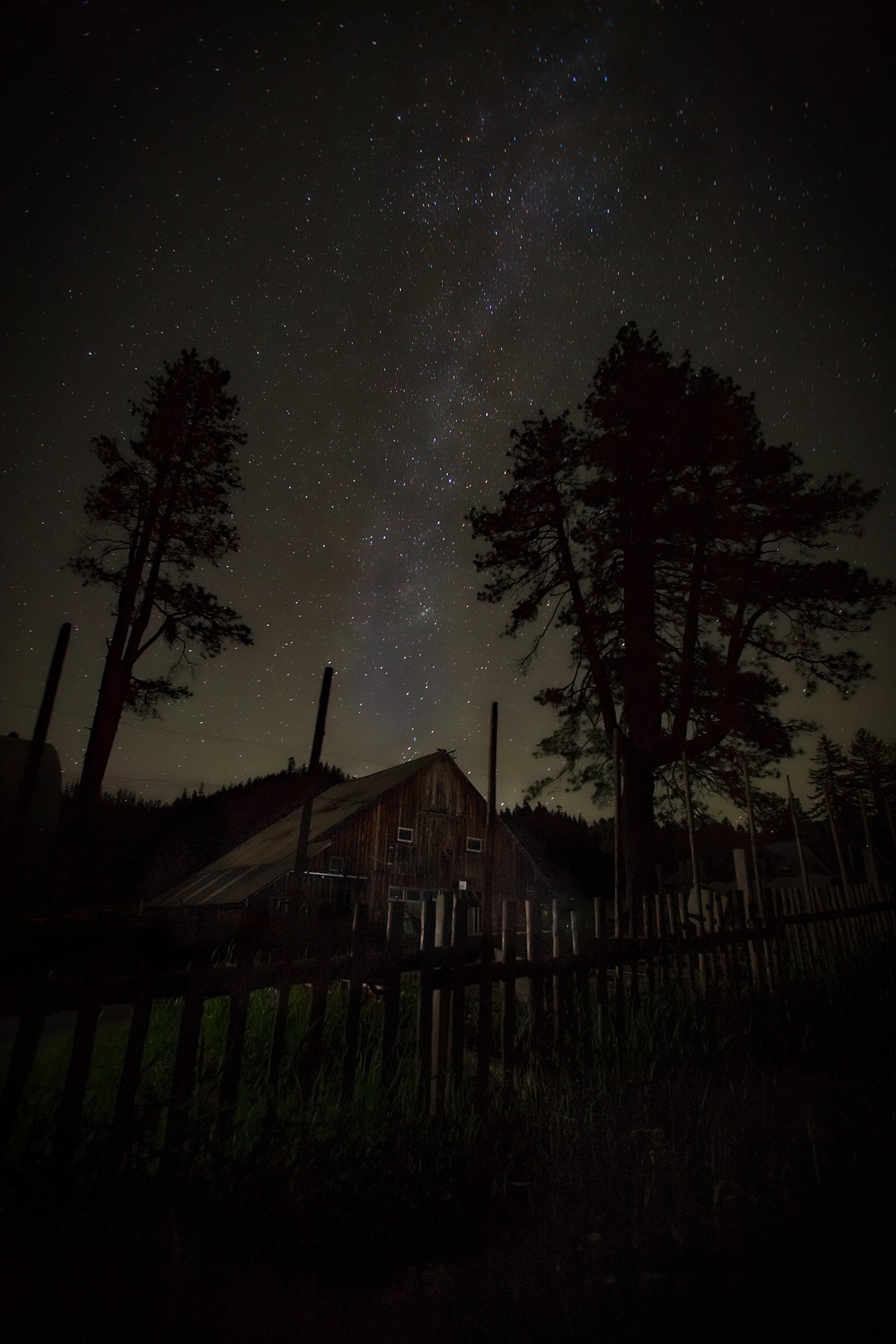 Canon EF 17-35mm f/2.8L sample photo. Starry night with barn and silhouetted trees. photography