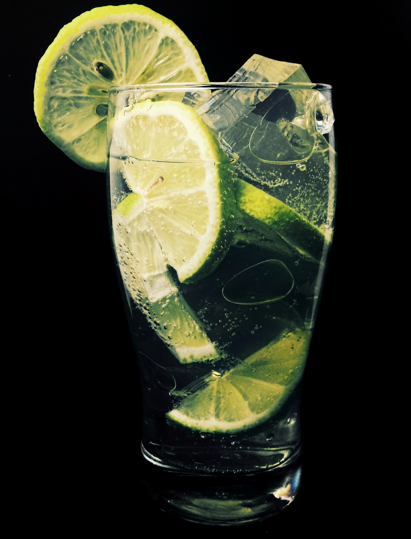 Apple iPhone6,2 sample photo. Gin and tonic with lemon photography