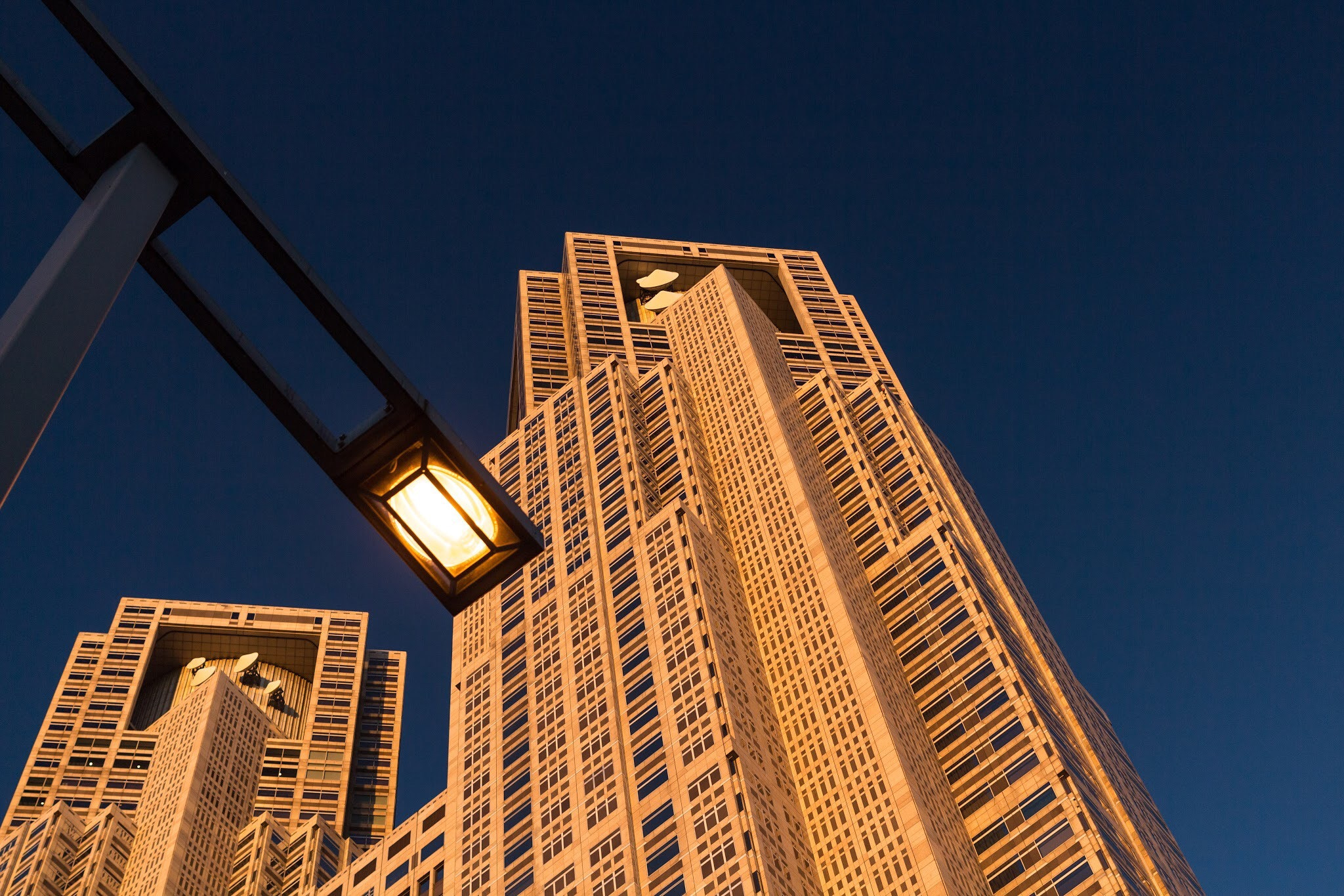 Canon EOS 650D (EOS Rebel T4i / EOS Kiss X6i) sample photo. The setting sun colored the metropolitan government photography