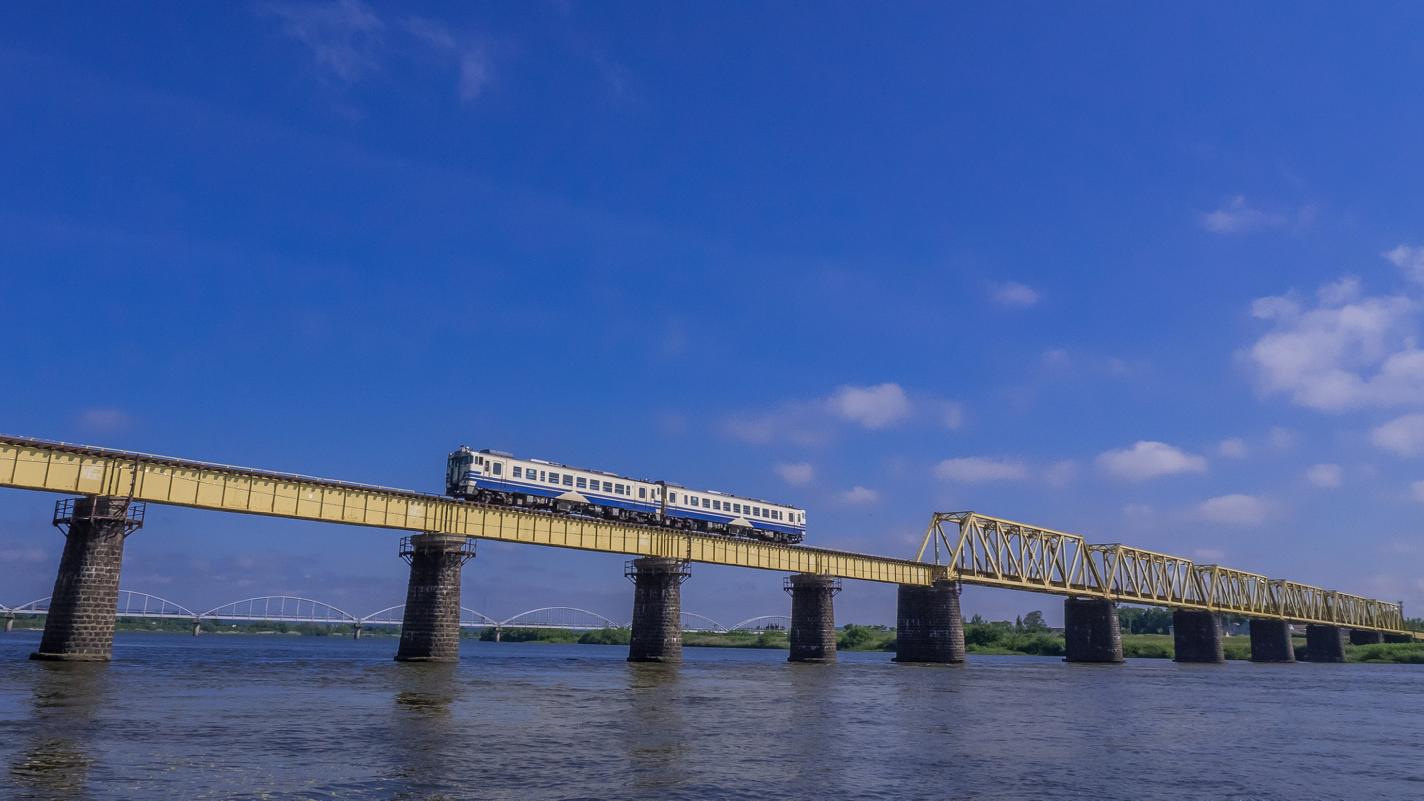 Olympus Zuiko Digital ED 9-18mm F4.0-5.6 sample photo. Train on river photography