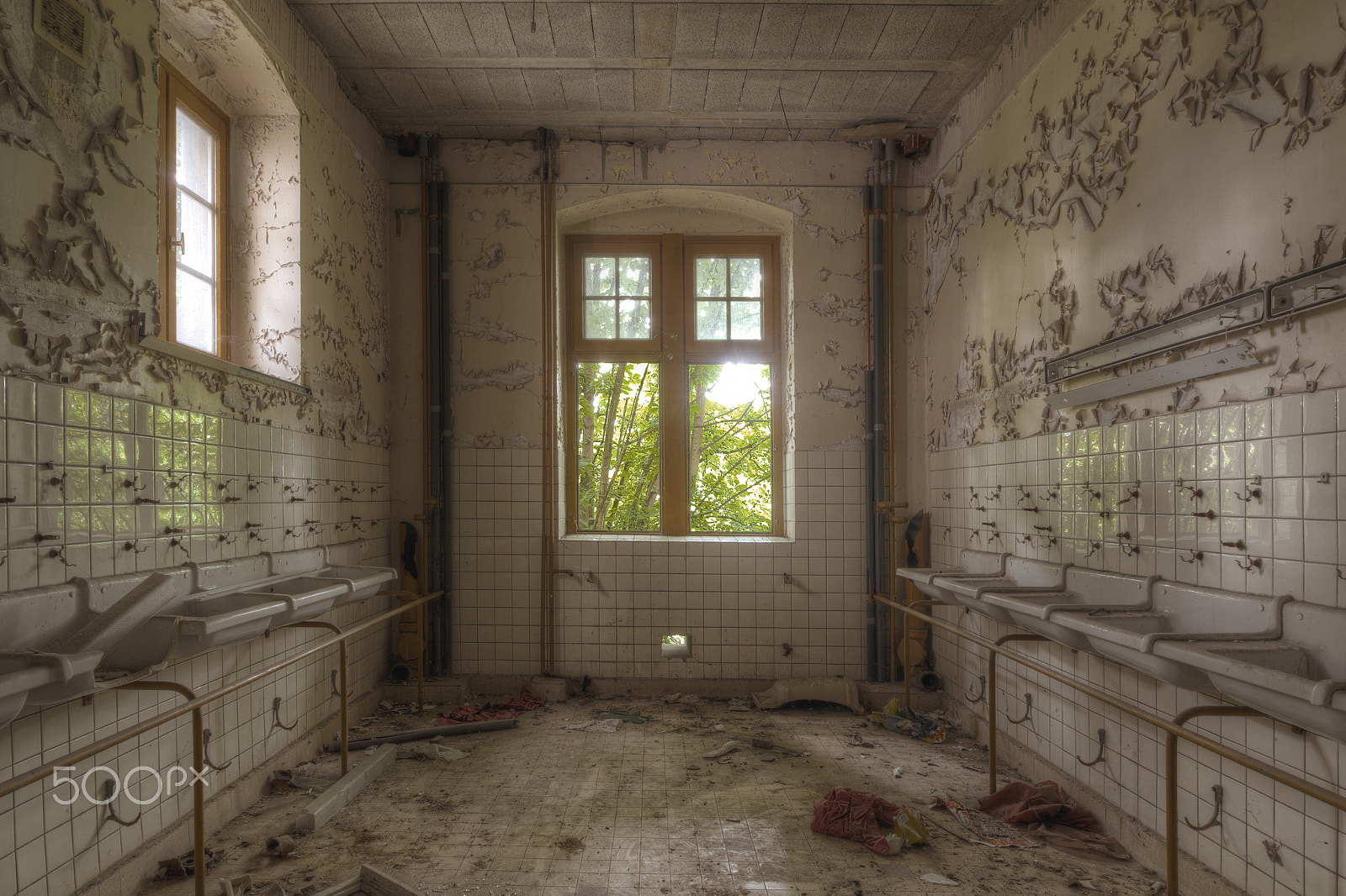 Canon EF-S 10-18mm F4.5–5.6 IS STM sample photo. Washroom photography