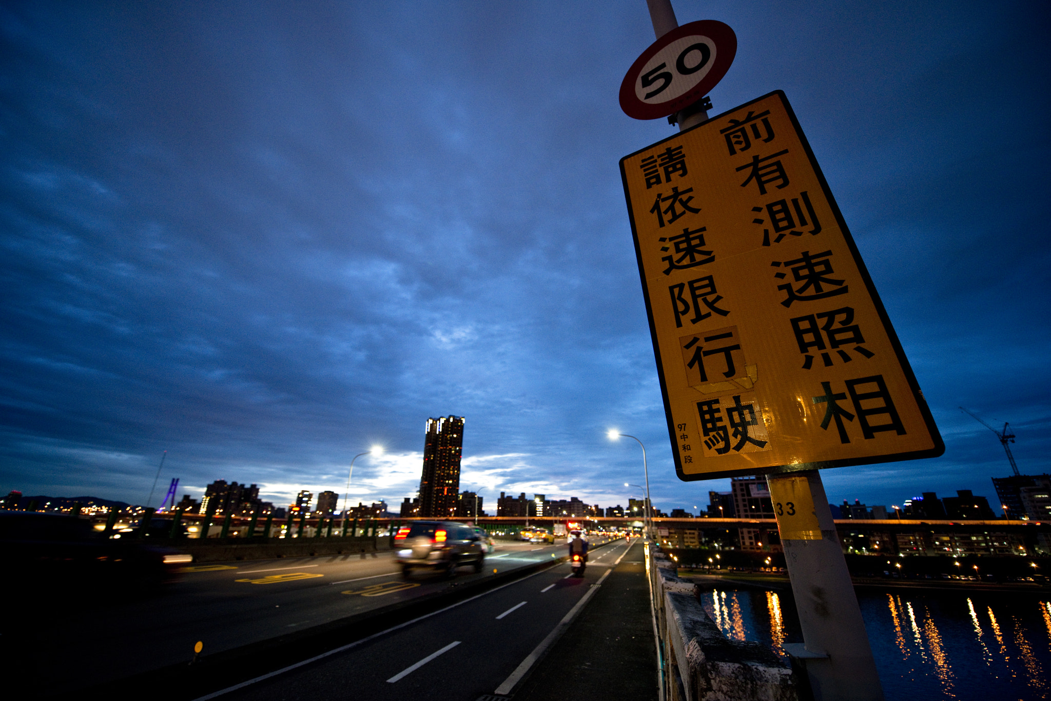 Nikon D800 + Nikon AF Nikkor 24mm F2.8D sample photo. Walking on the bridge photography