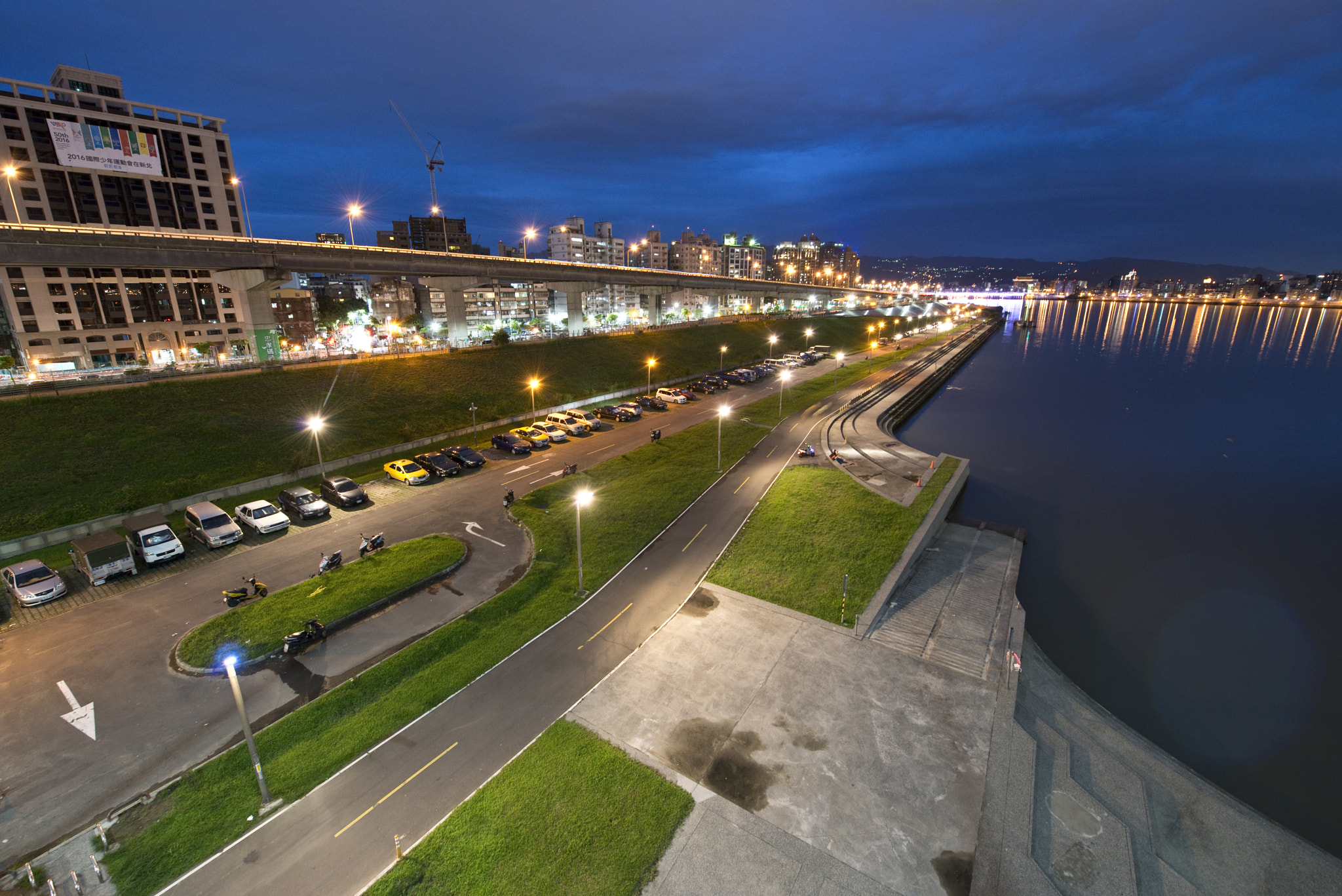 AF Nikkor 28mm f/1.4D sample photo. Walking on the bridge photography