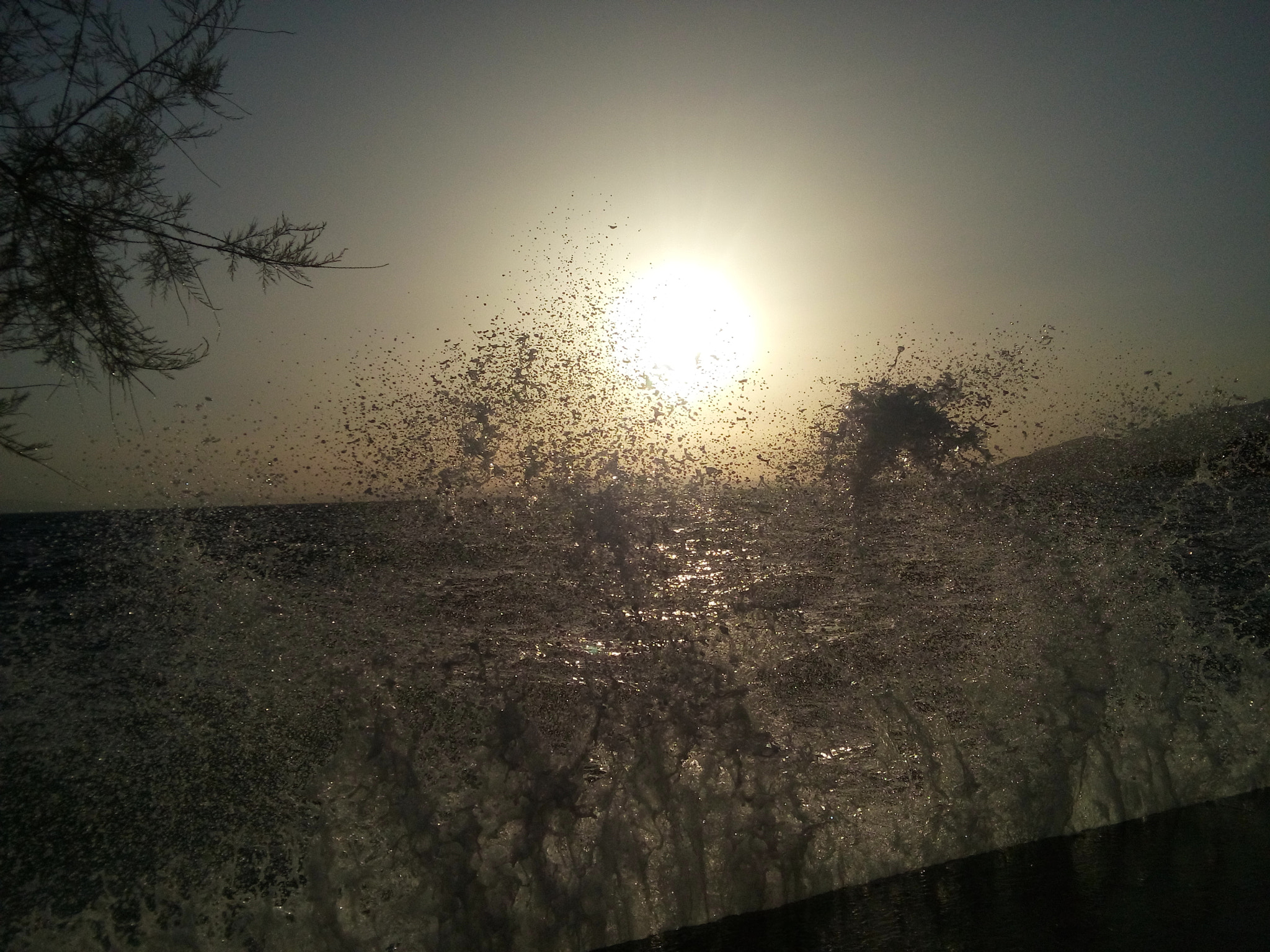 LG LBello sample photo. Sun in a wave.. photography