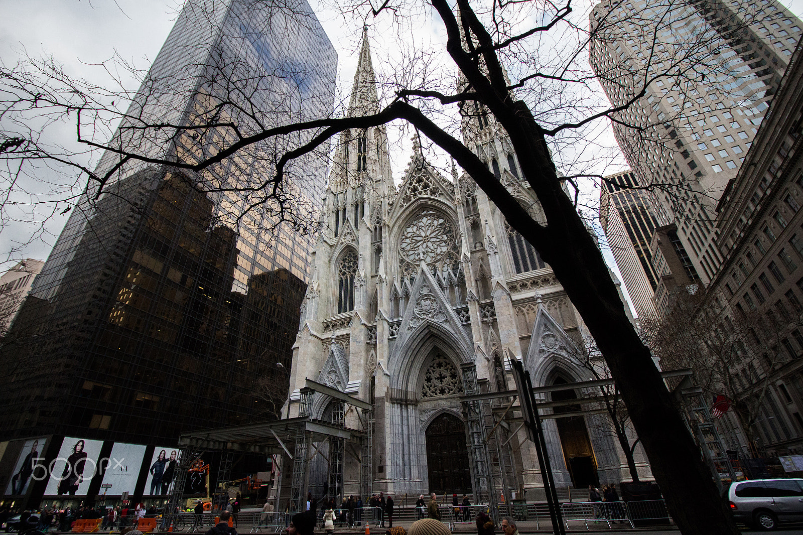 Canon EOS 650D (EOS Rebel T4i / EOS Kiss X6i) + Canon EF-S 10-18mm F4.5–5.6 IS STM sample photo. Manhattan moments: st patrick cathedral photography