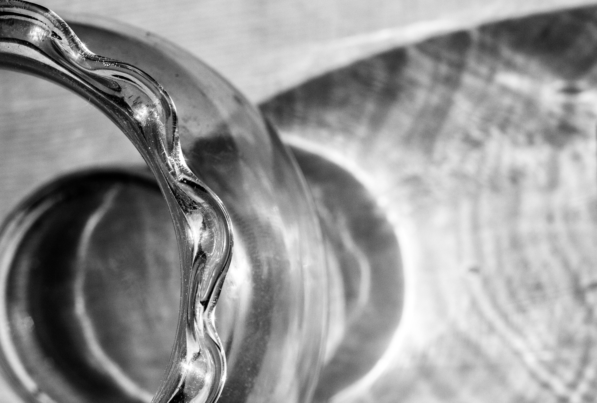 Canon EOS 550D (EOS Rebel T2i / EOS Kiss X4) + Canon EF 35mm F2 sample photo. Glass and shadow photography