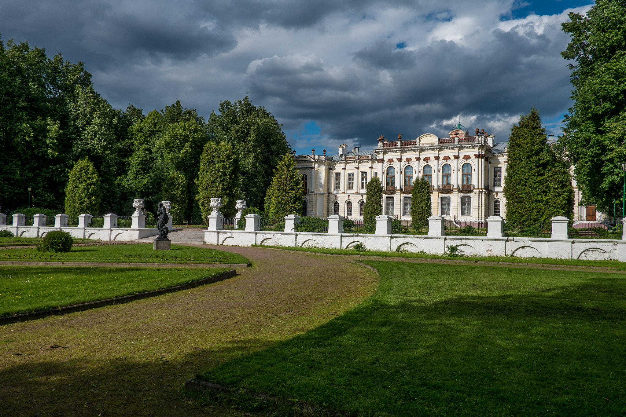 Fujifilm X-A1 + Fujifilm XF 18mm F2 R sample photo. Palace in moscow photography