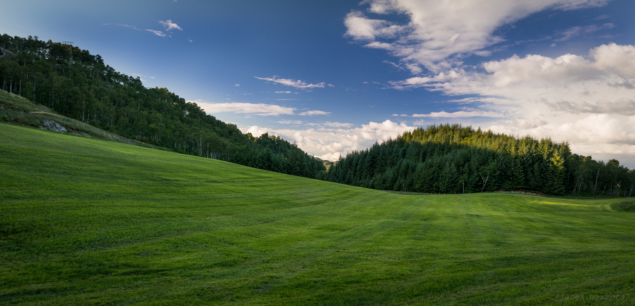 Samsung NX300M + Samsung NX 16mm F2.4 Pancake sample photo. Green field photography