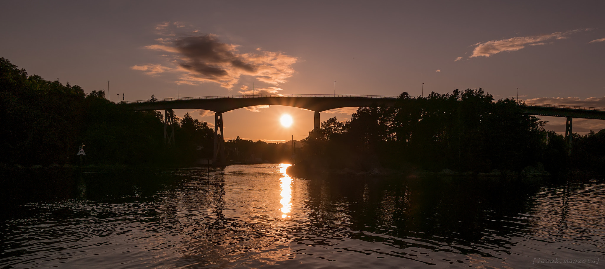 Samsung NX300M + Samsung NX 16mm F2.4 Pancake sample photo. The bridge photography