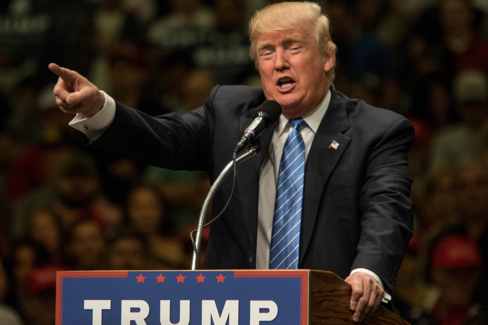 Canon EOS 7D Mark II + Canon EF 70-200mm F2.8L USM sample photo. Donald trump points to a sign in the crowd that says "latino's for trump" and declares his love... photography