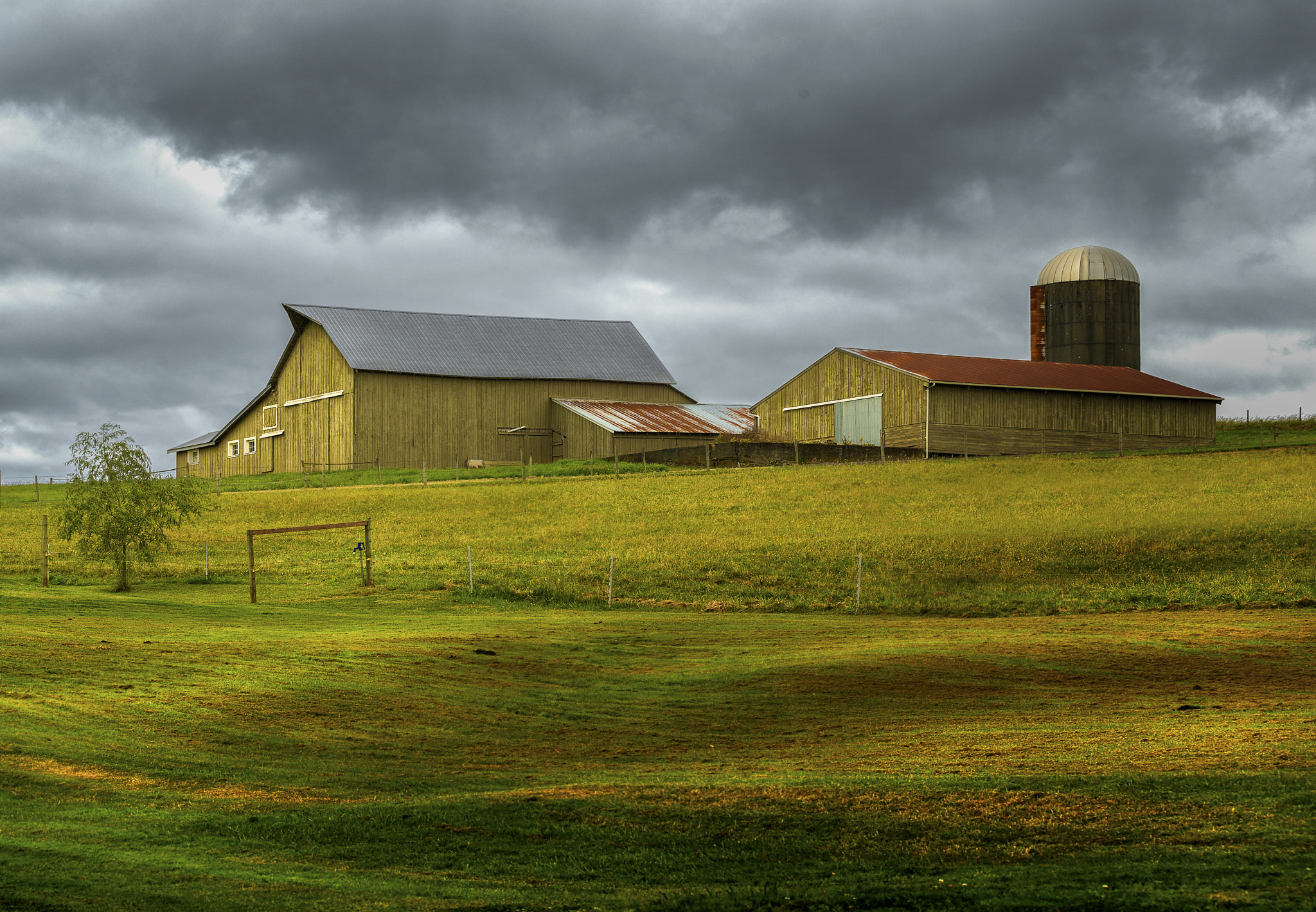 Nikon D800E + AF-S Zoom-Nikkor 80-200mm f/2.8D IF-ED sample photo. Barn on the hill photography