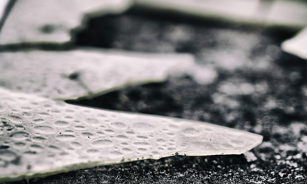 Canon EOS 500D (EOS Rebel T1i / EOS Kiss X3) + Canon EF 100mm F2.8L Macro IS USM sample photo. Auch, wenn so eine duschwand zersprungen am boden liegt, die wassertropfen sind immer an der... photography