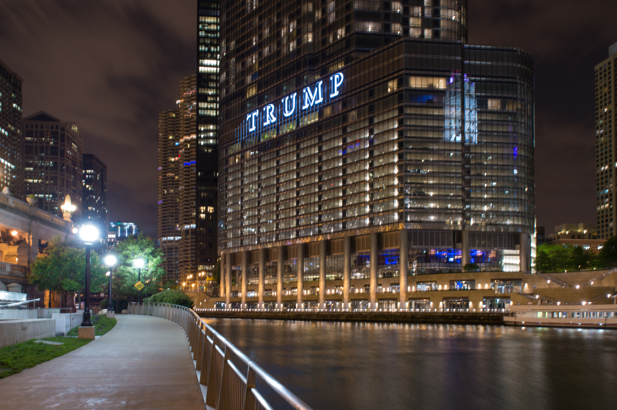 Nikon Df sample photo. Trump tower, chicago photography