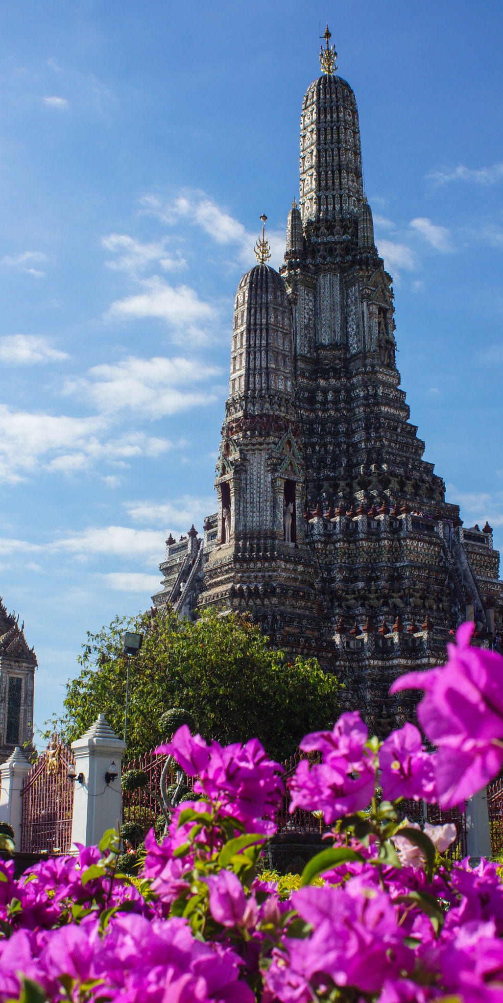 Sony SLT-A65 (SLT-A65V) + Sony 28mm F2.8 sample photo. Bangkok wat arun temple  photography