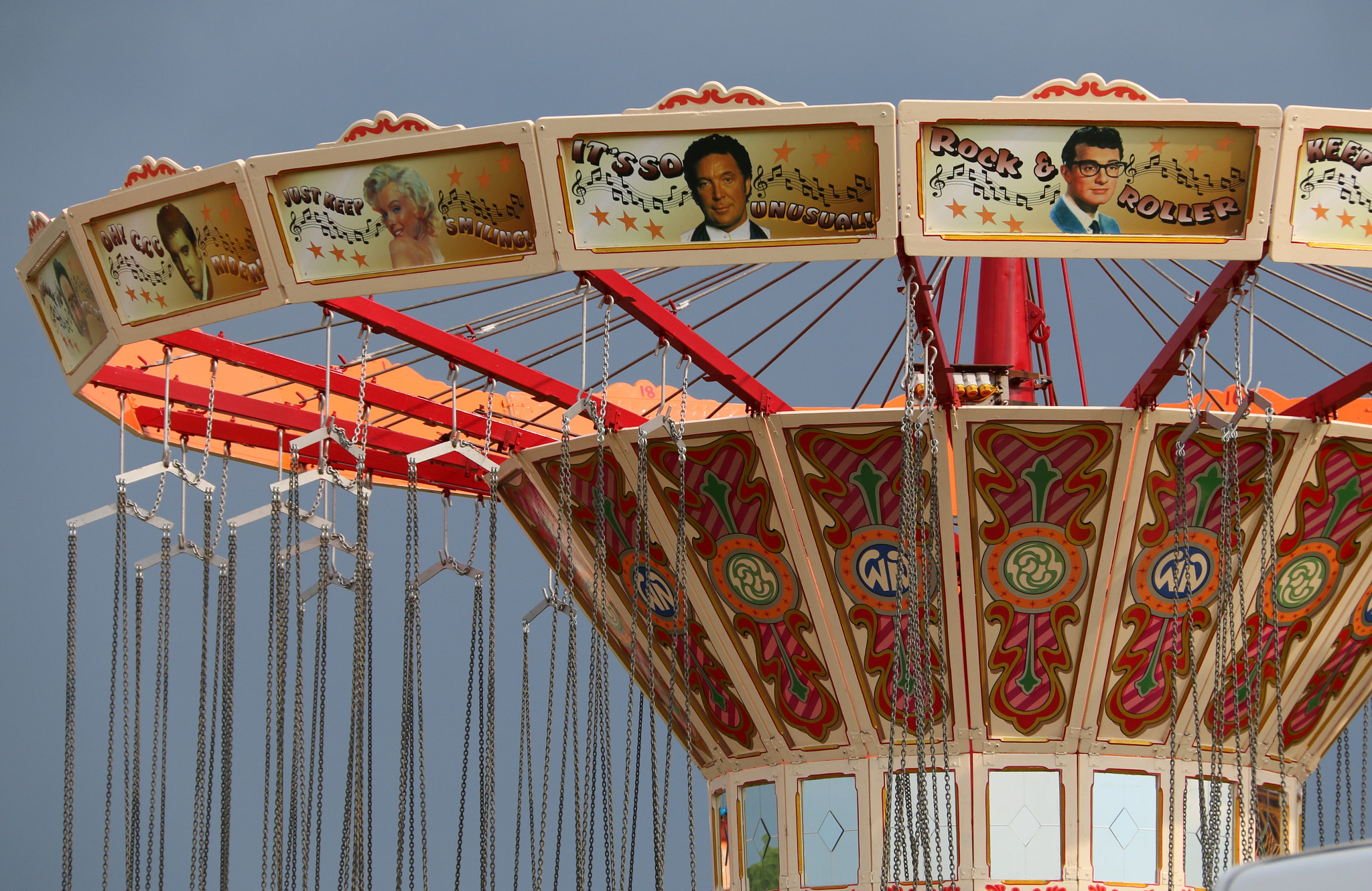 Celebrity chain swing
