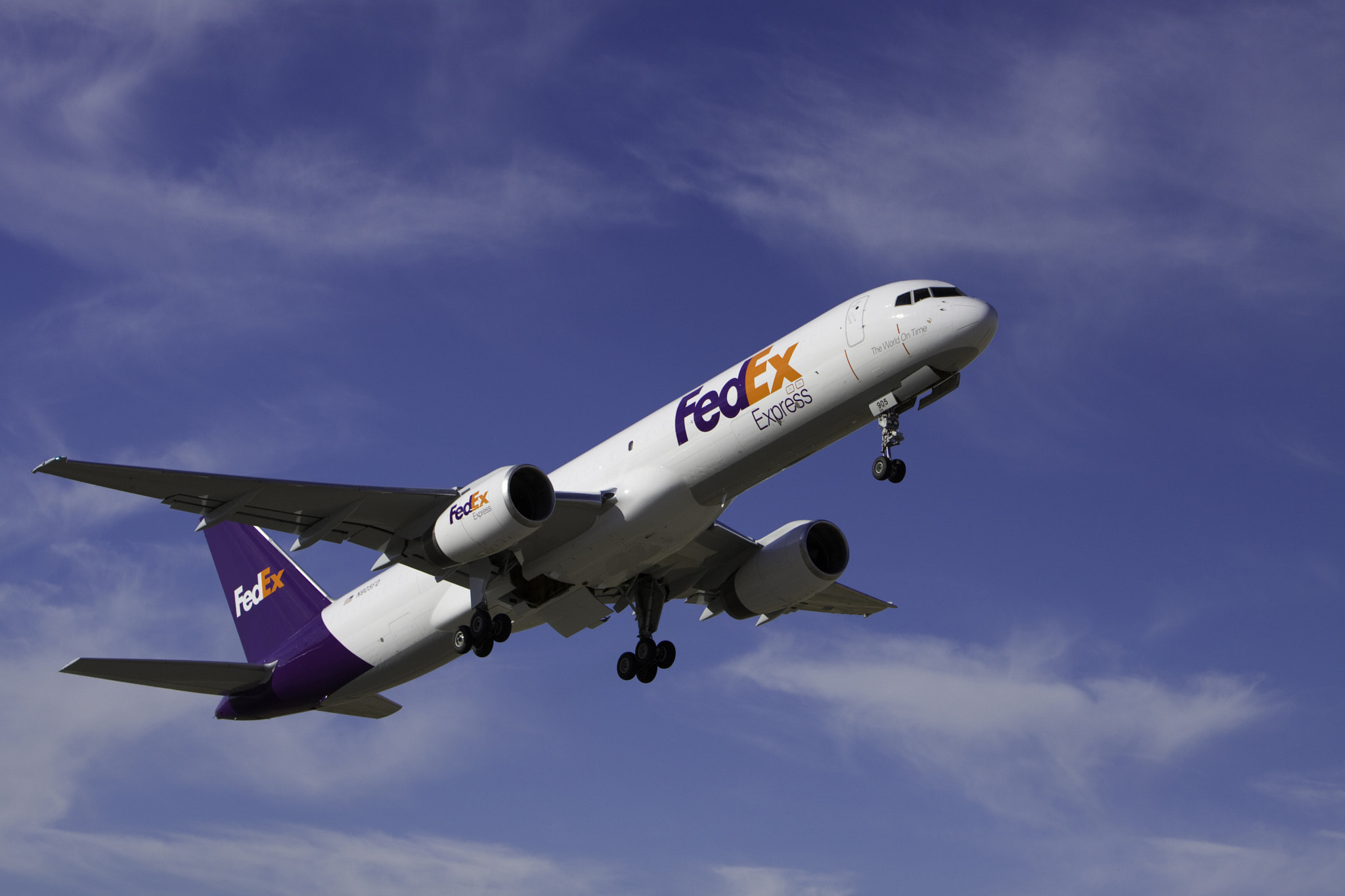 Canon EF 70-200mm F2.8L IS USM sample photo. Fedex express boeing 757f landing photography