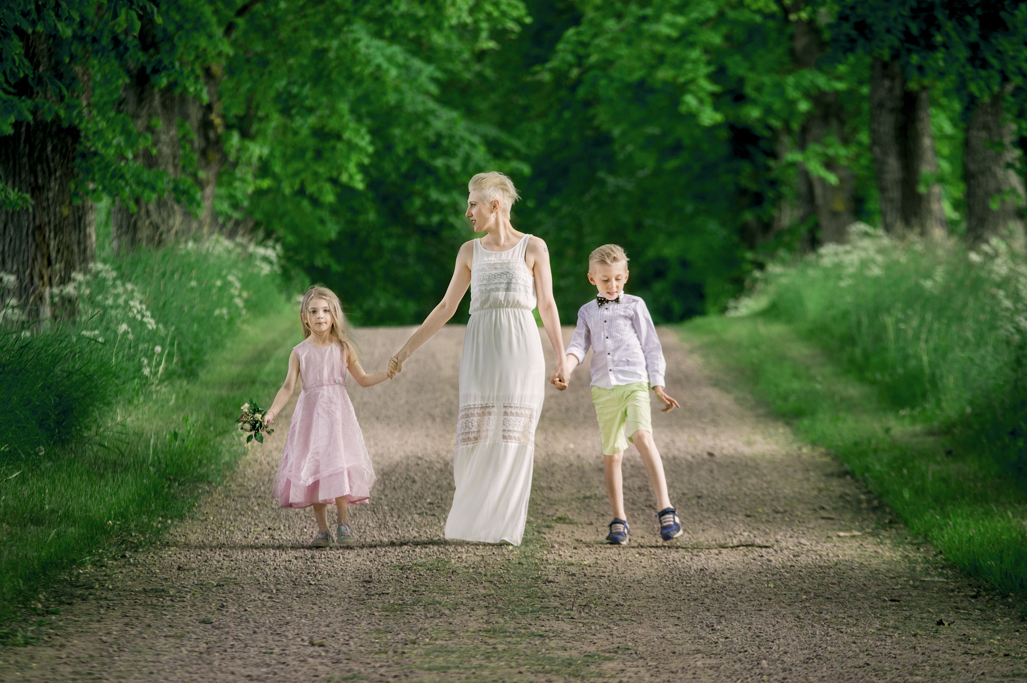 Sigma 70-200mm F2.8 EX DG OS HSM sample photo. Mother with her kids photography