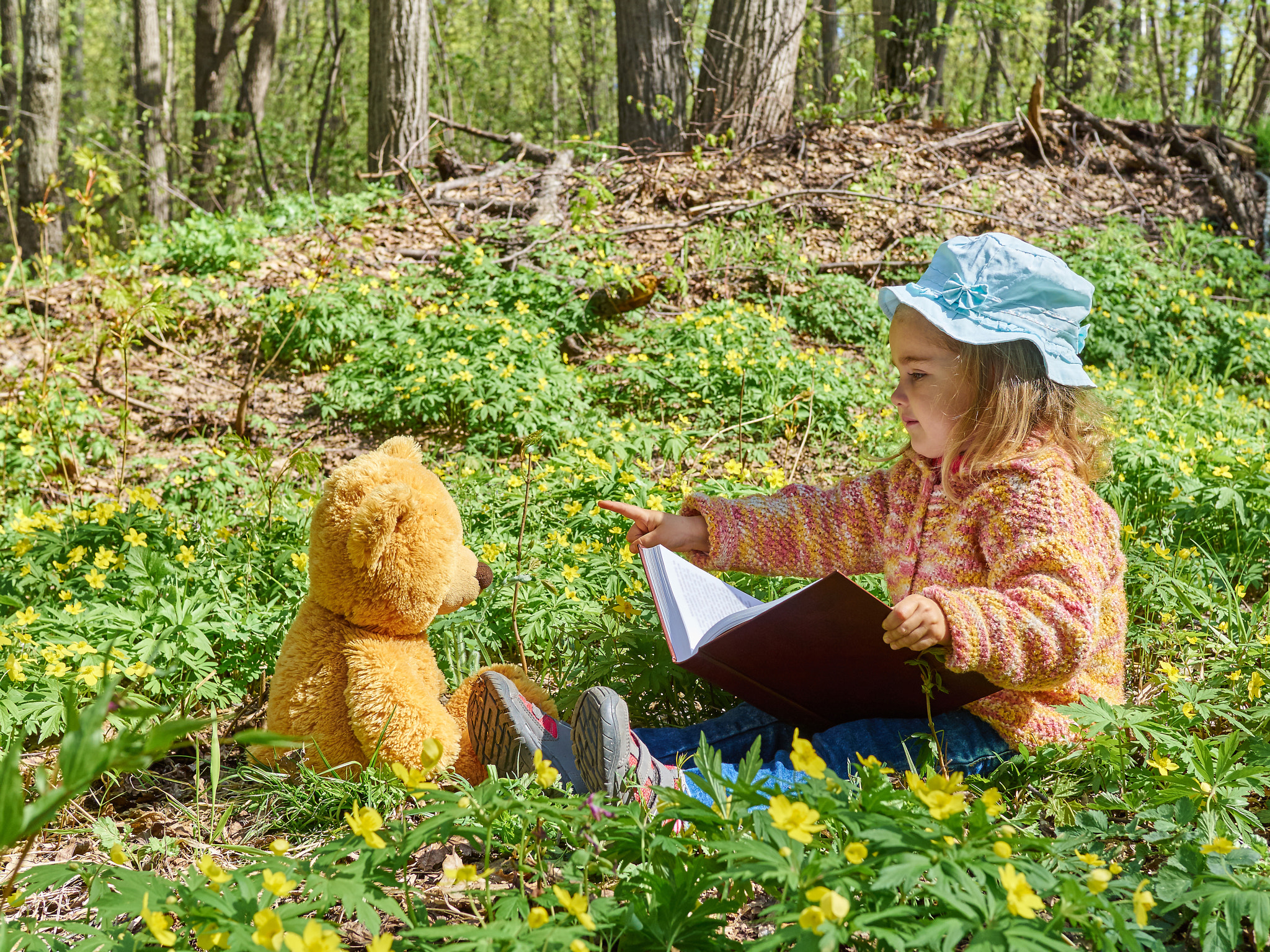 Olympus OM-D E-M10 + Olympus M.Zuiko Digital 25mm F1.8 sample photo. Cute girl reading book teddy bear photography