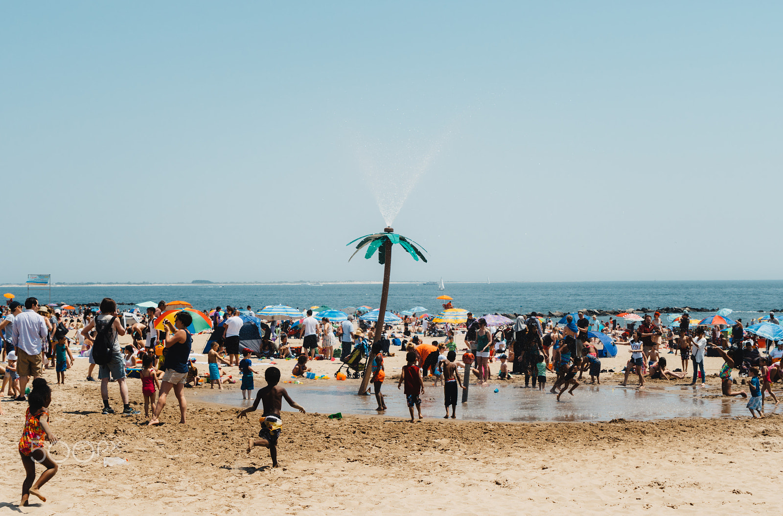 Sony a6300 + Sony Vario Tessar T* FE 24-70mm F4 ZA OSS sample photo. Fun on the sun, coney island style photography