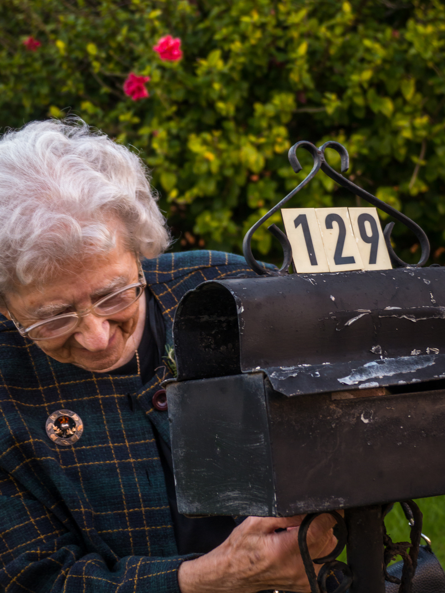 Leica V-Lux 4 sample photo. Number 129 - checking the letter box photography