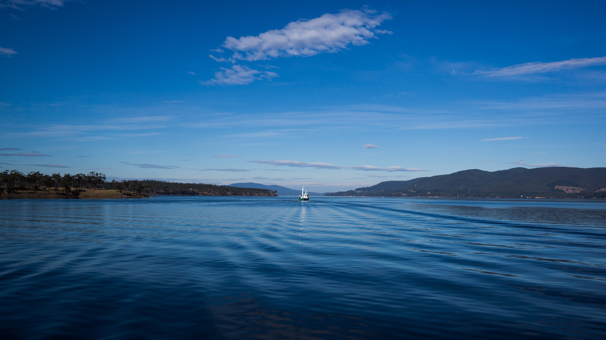 Sony Alpha NEX-5N + Sigma 19mm F2.8 EX DN sample photo. Trail in the lake photography