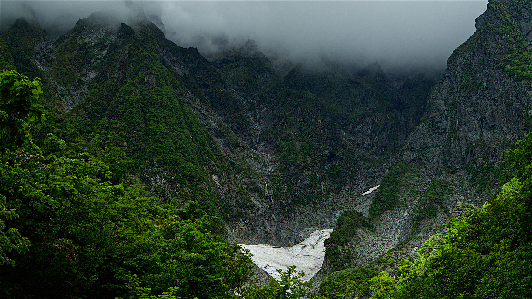 Sony a7S + Sony Vario Tessar T* FE 24-70mm F4 ZA OSS sample photo. A smoky mountain photography