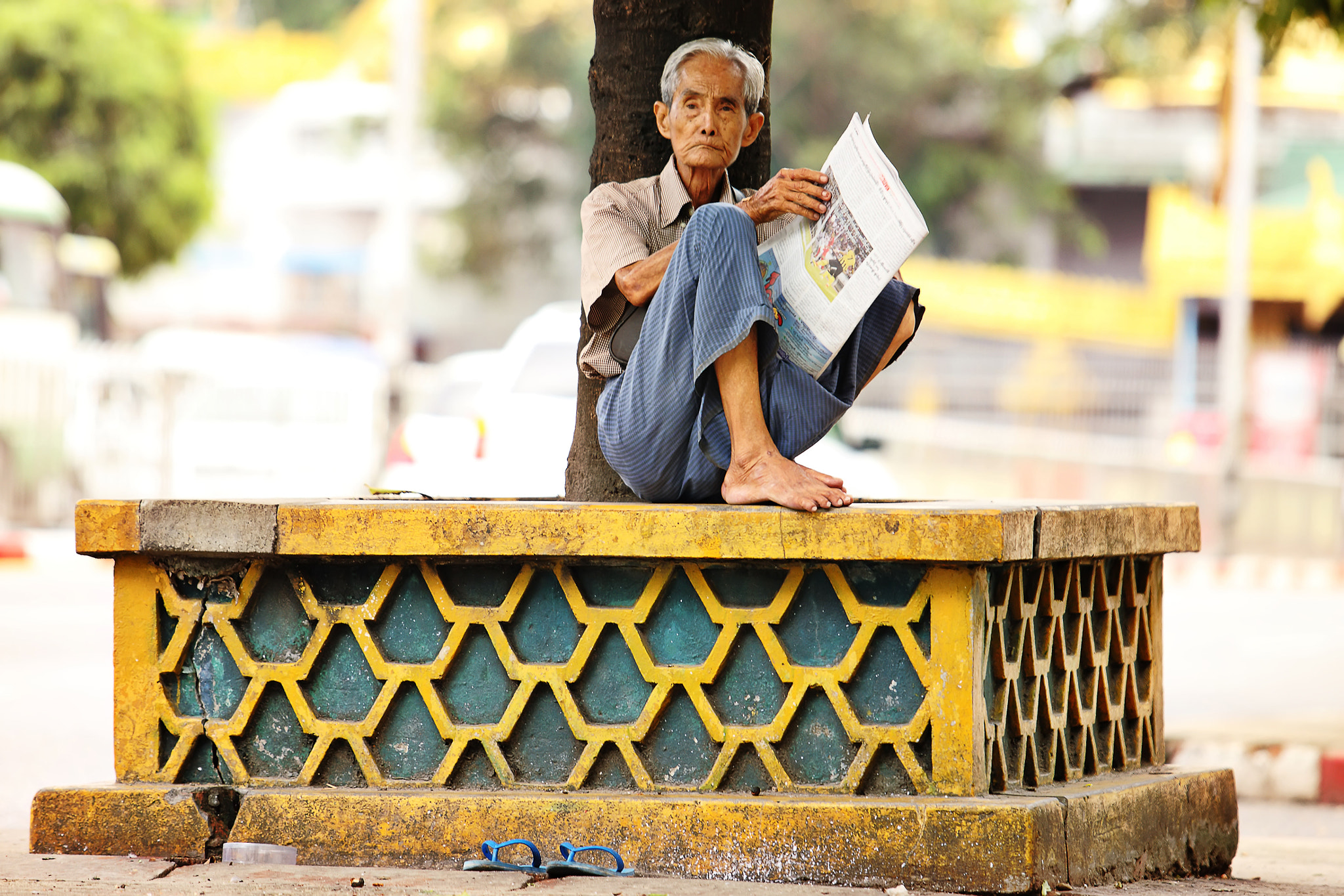 Canon EOS-1Ds Mark III sample photo. Old man reading a newspaper photography